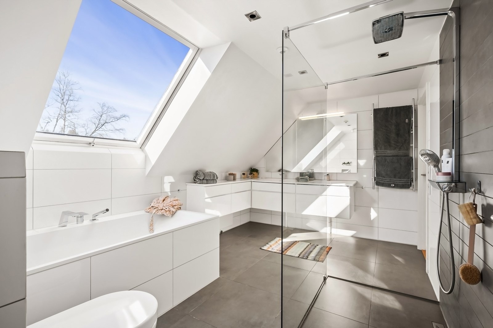 Lekkert innredet bad 1/master med badekar, regnfalldusj, toalett, servantskap med rikelig oppbevaring og dobbel servant. Galleribilde