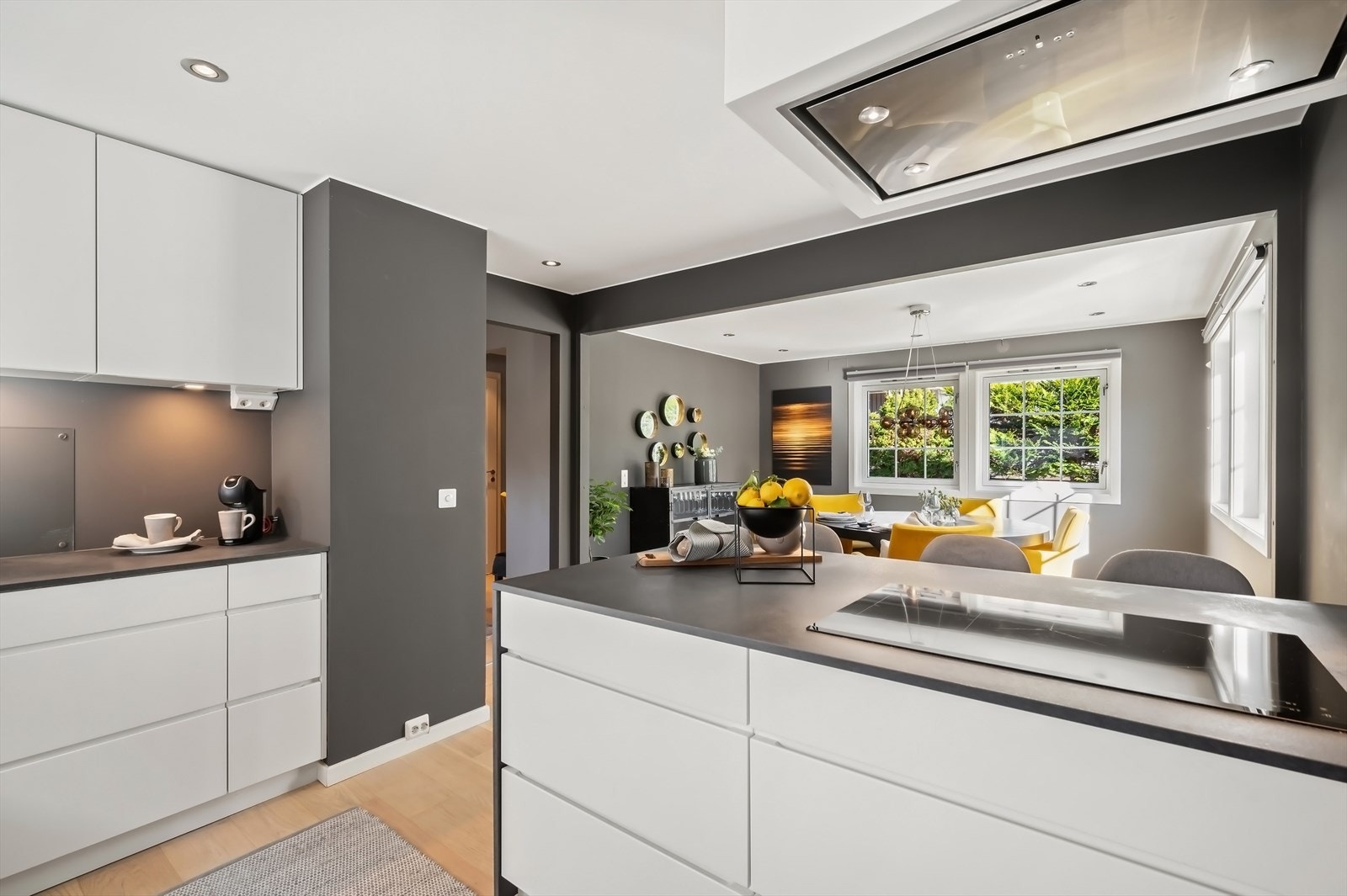 Integrert oppvaskmaskin, kjøleskap, fryseskap, komfyr og platetopp. Kjøkkenventilator med avtrekk ut. Galleribilde