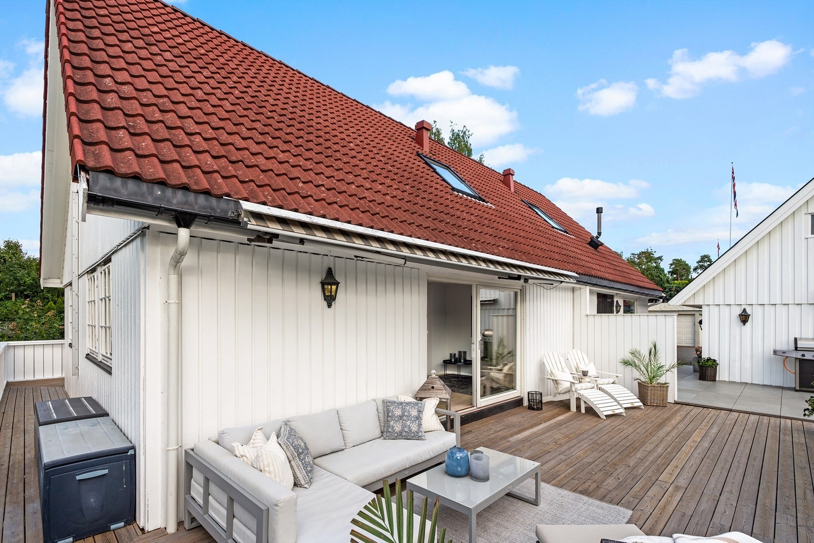 Terrassen strekker seg rundt store deler av huset. Galleribilde