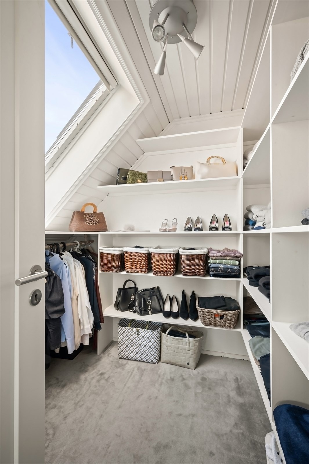 Walk-in closet i soverom 1. Galleribilde