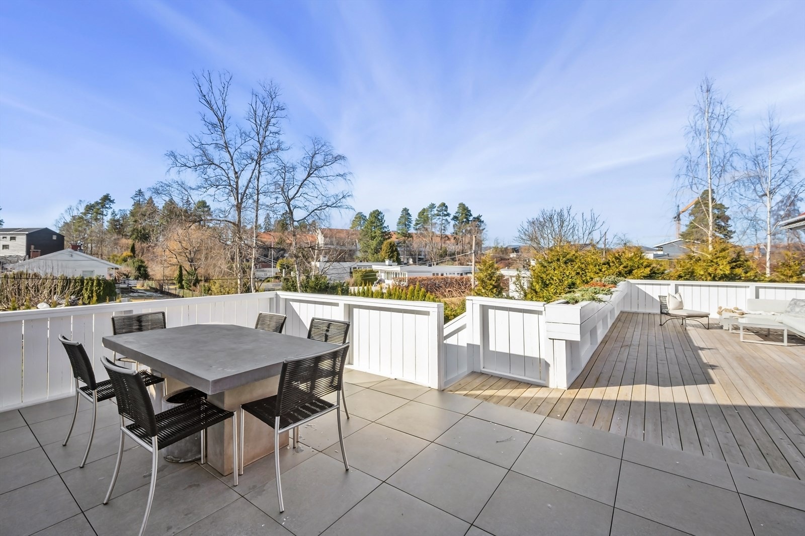 Nye 60x60 cm flytende fliser mellom terrasse og garasjehus i 2022. Galleribilde