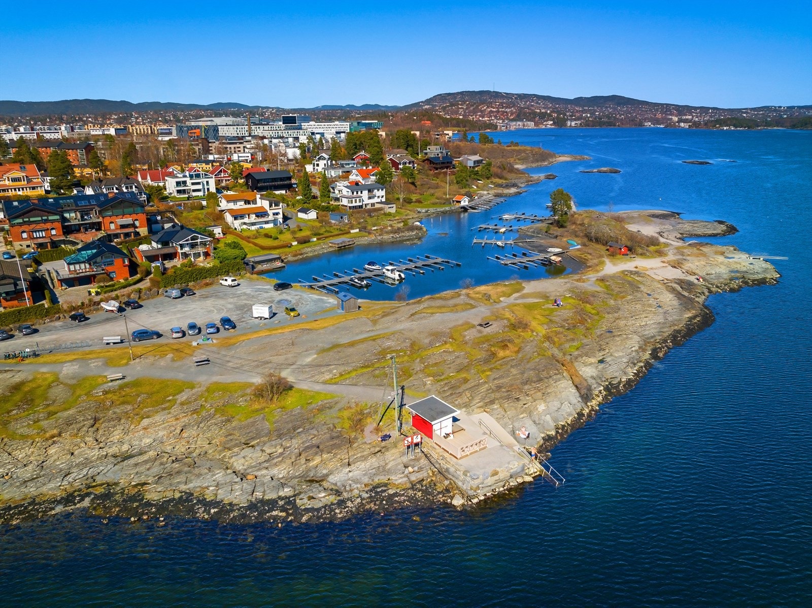 Ca. 450 til Halden brygge med baderamper og sommeråpen kiosk. Rett ved er også Pelvikodden med fine badeplasser. Galleribilde