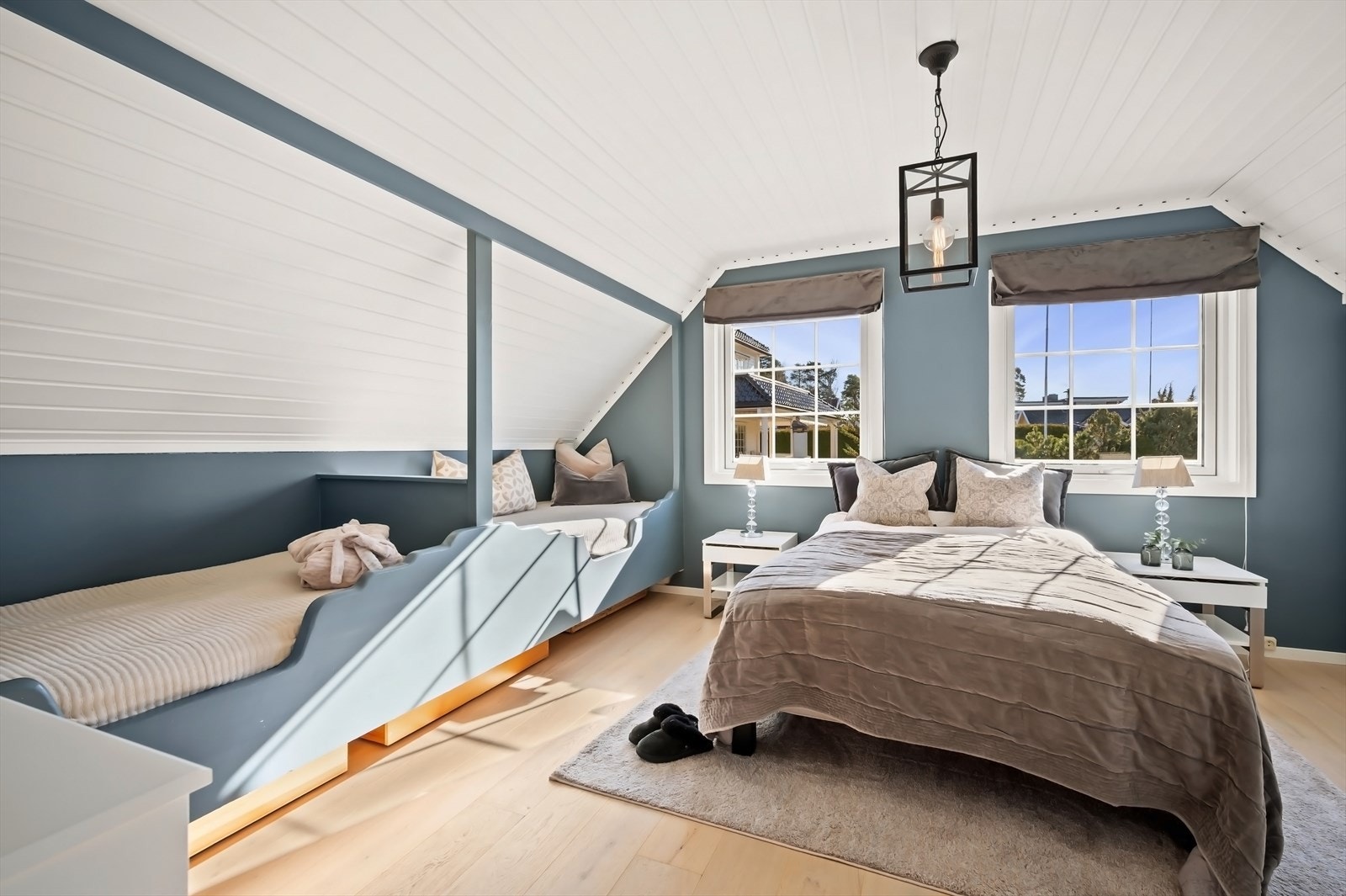 Soverom 2 - Plassbygde senger. God plass til stor dobbeltseng. Galleribilde