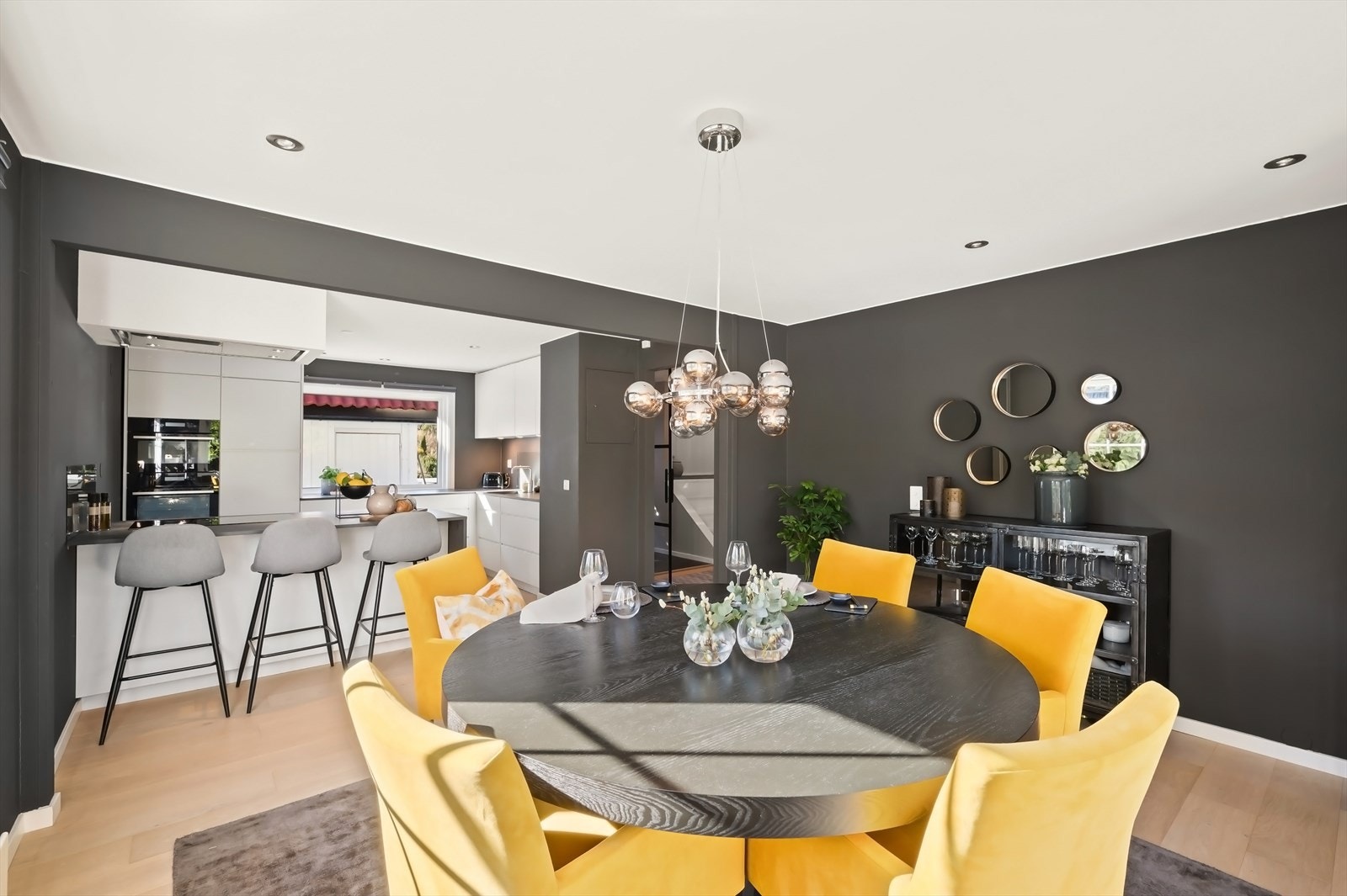 Sosialt kjøkken og samtidig tilbaketrukket fra spisestuedelen. Galleribilde