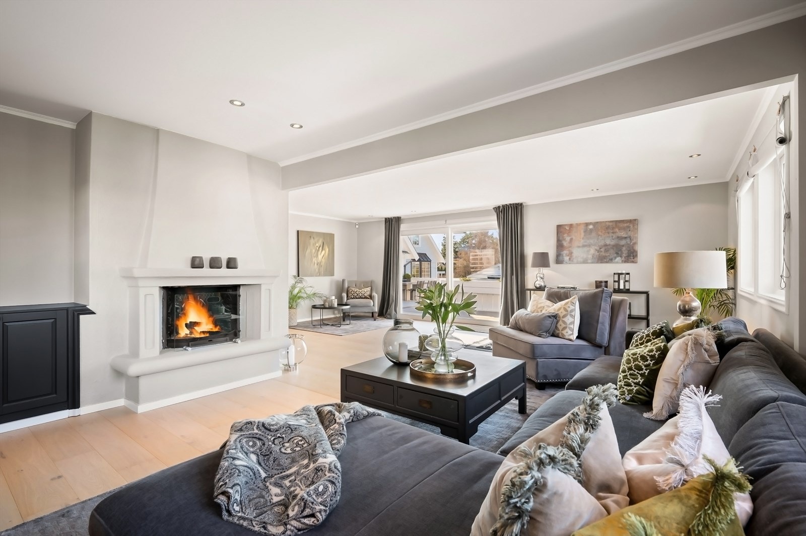 Meget god planløsning med fin flyt mellom rommene -luftig stue med peis og god plass til flere sittegrupper. Utgang til terrasse. Galleribilde