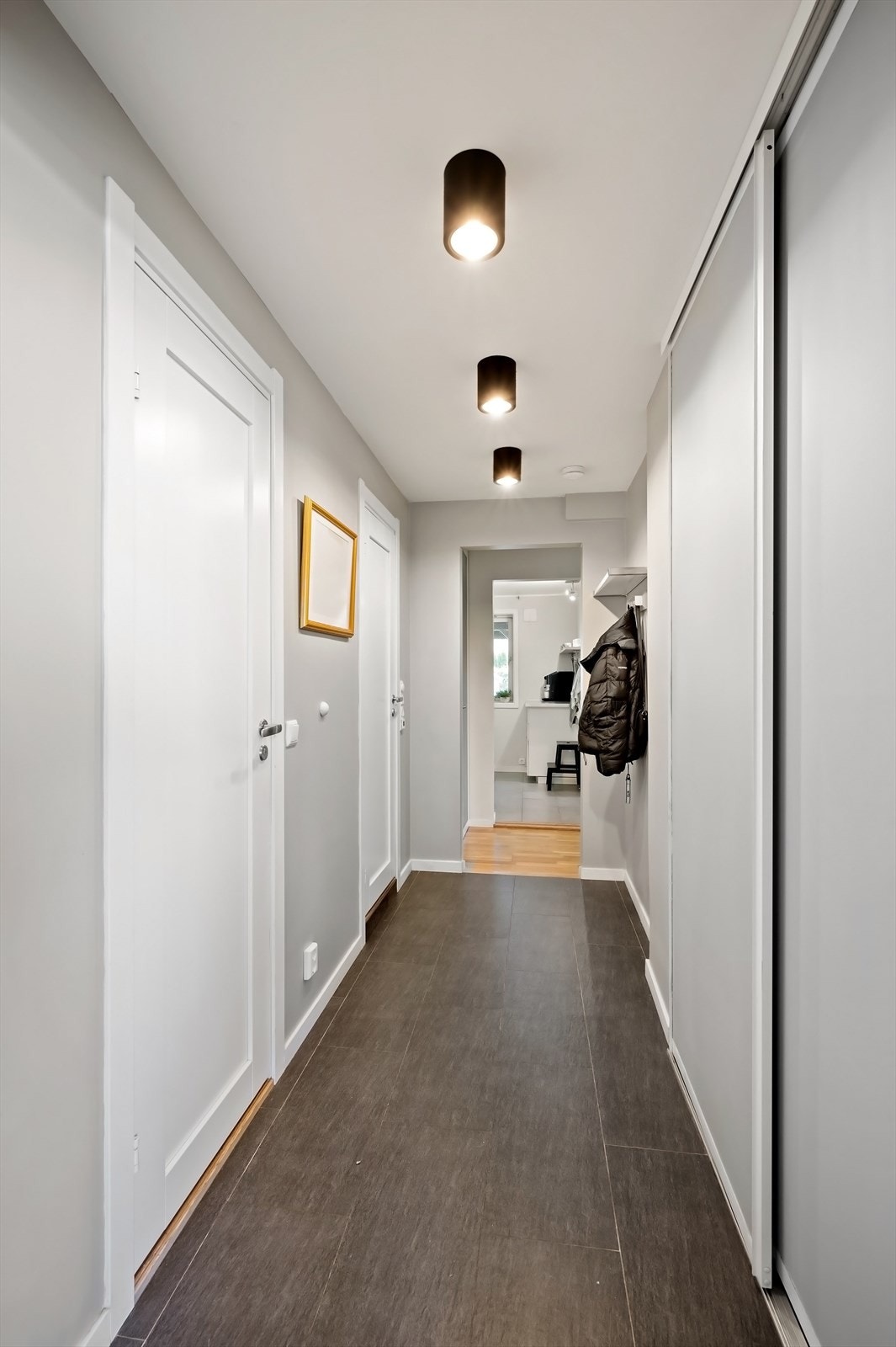 Gang med romslig skyvedørsgarderobe. Galleribilde