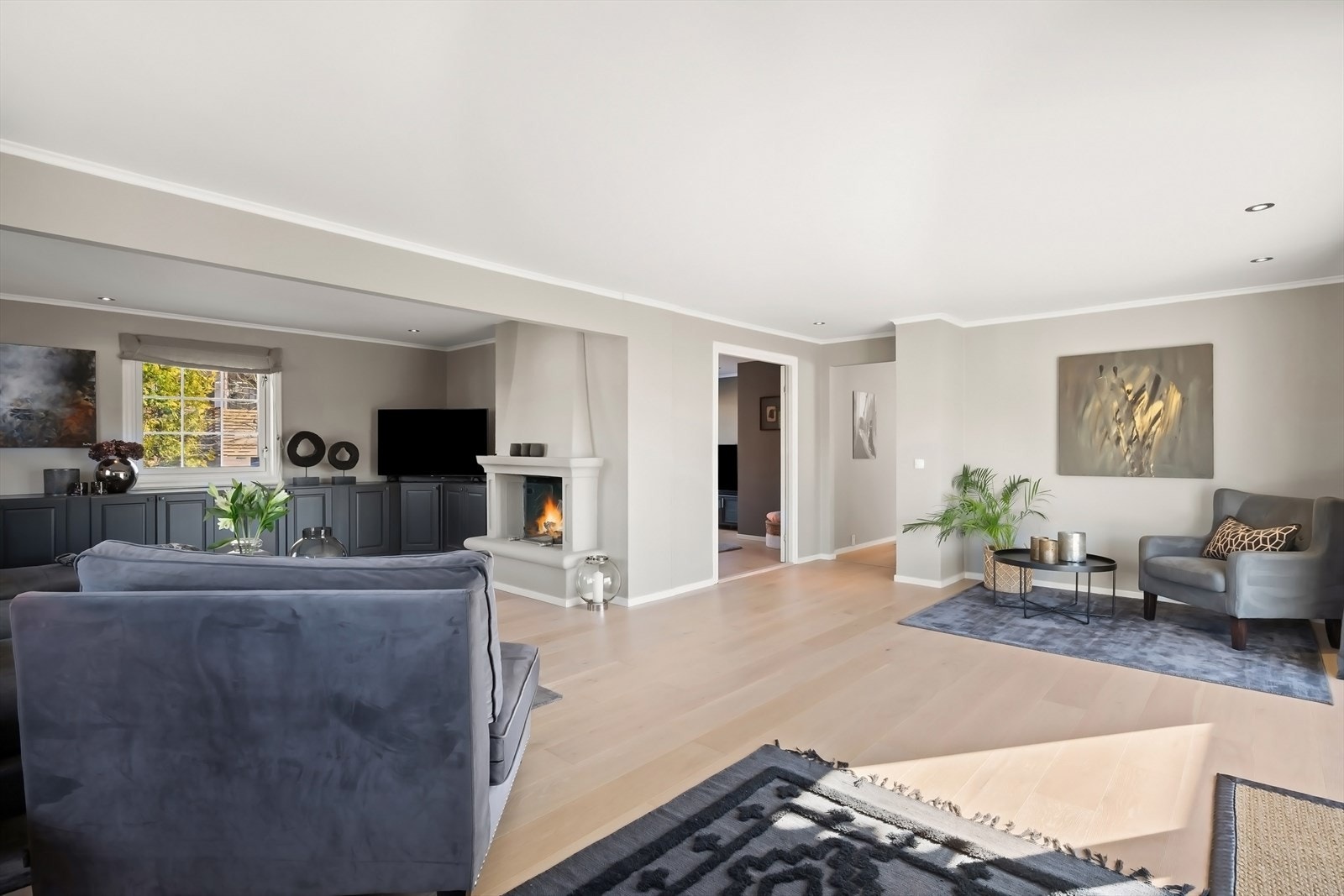 Fra stue og inn til stue nr. 2. Galleribilde