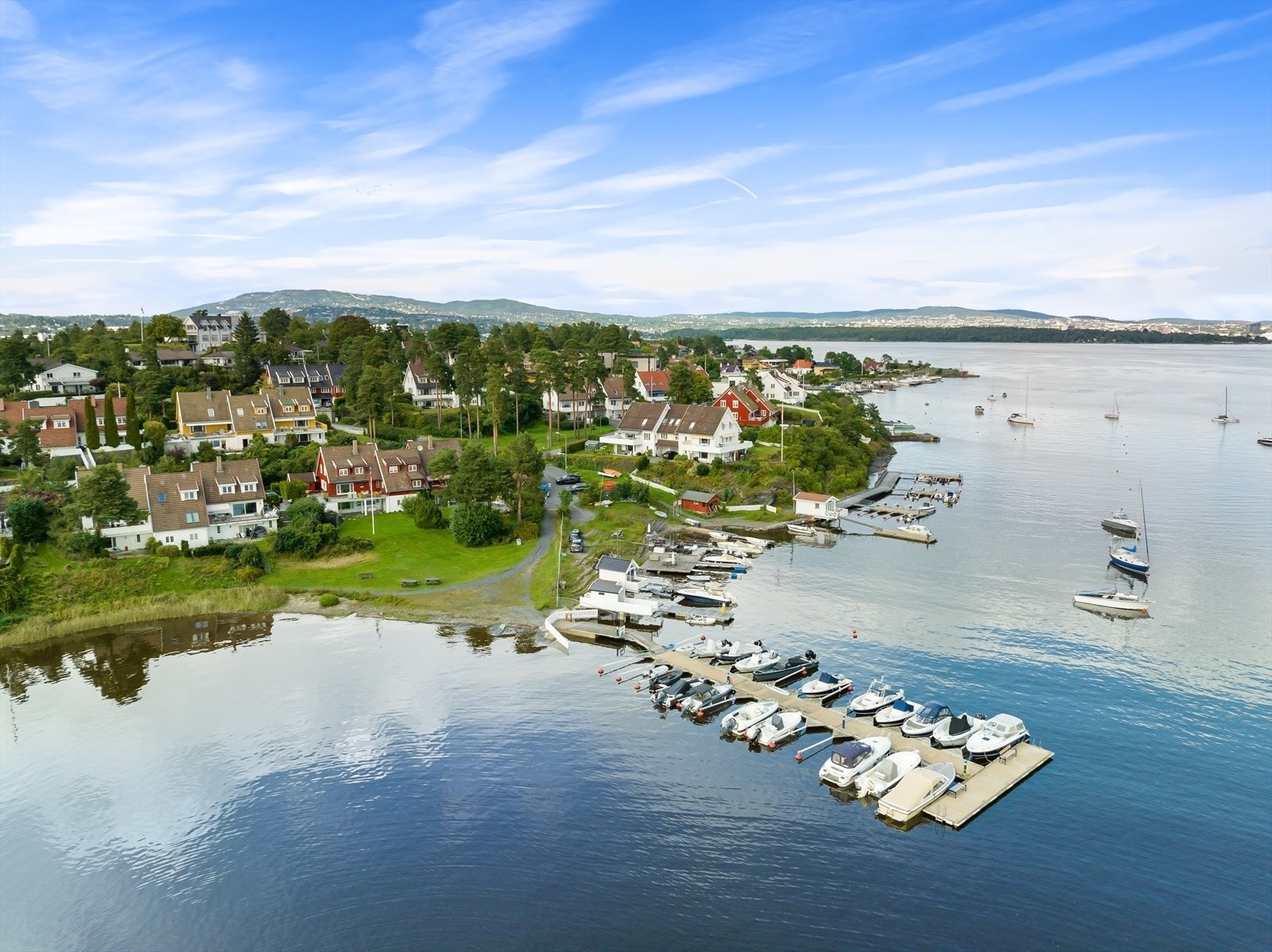 Idyllisk og representativt boligområde med kort avstand til flotte turområder og maritimt miljø sommer som vinter. Galleribilde