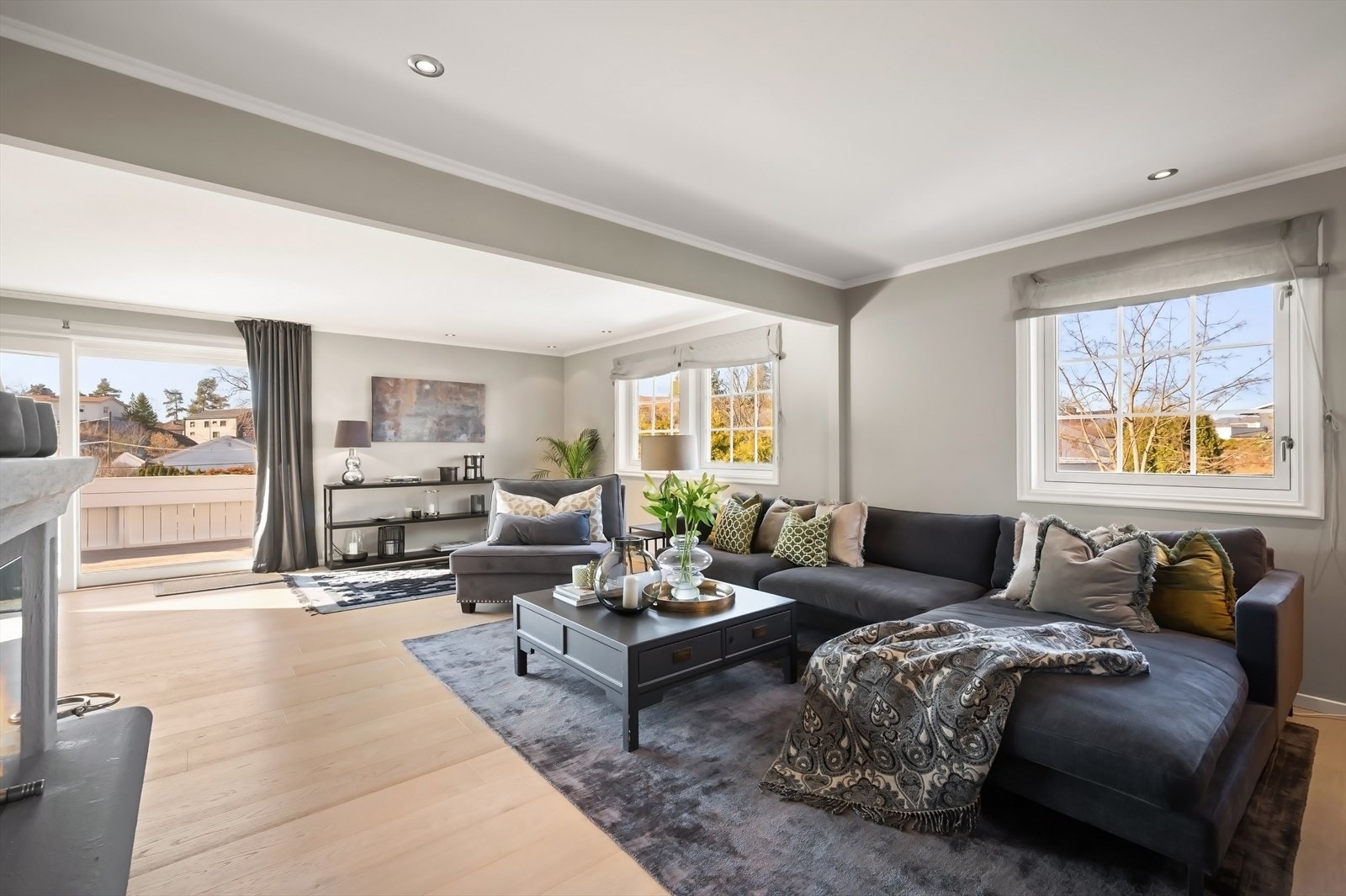 Flott stue med vinduer fra tre kanter som slipper inn rikelig med lys. Galleribilde