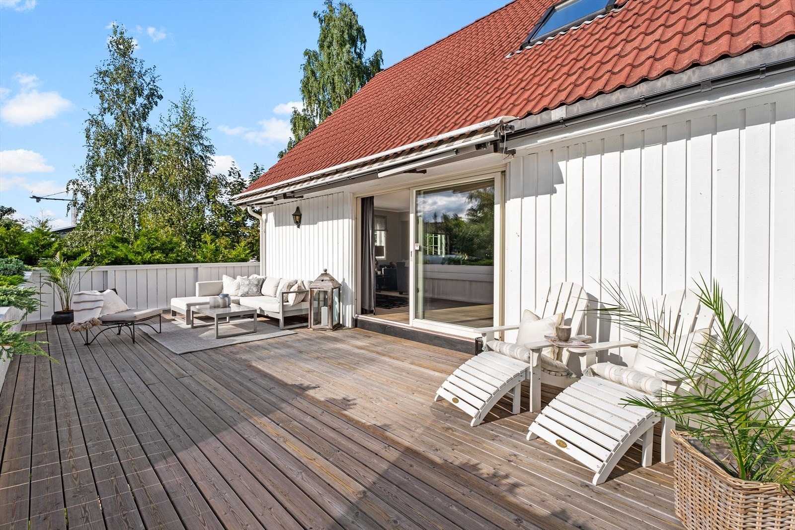 Svært hyggelig inngangsparti. Terrasseområdet er romslig og privat. Galleribilde