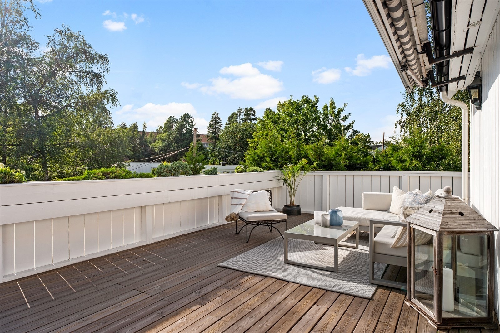 Skjermet, vestvendt terrasse med gode solforhold fra formiddag til sent på kveld om sommeren. Galleribilde