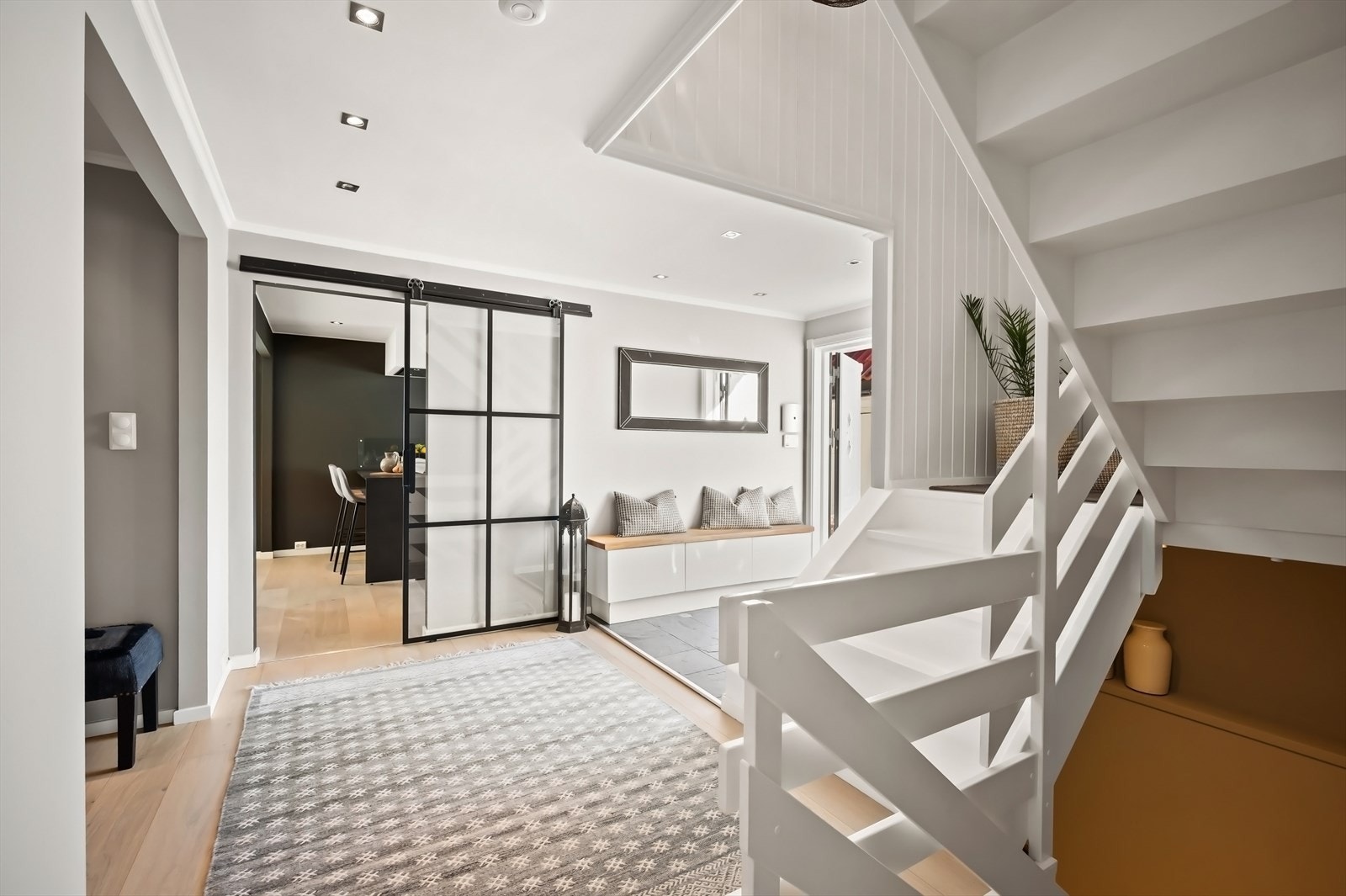 Fra hall er det inngang til kjøkken, stue og gjestetoalett. Hefra trapp opp til 2. etasje og ned til underetasje. Galleribilde