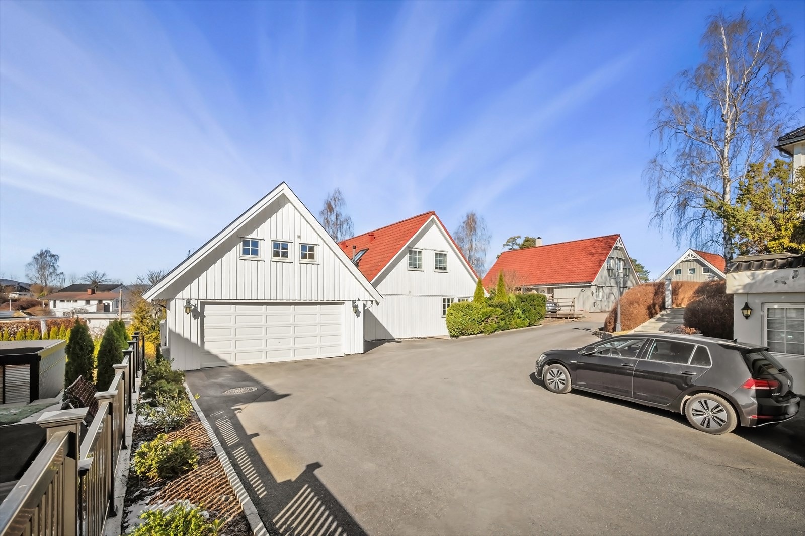 Dobbel garasje med elbillader. Galleribilde