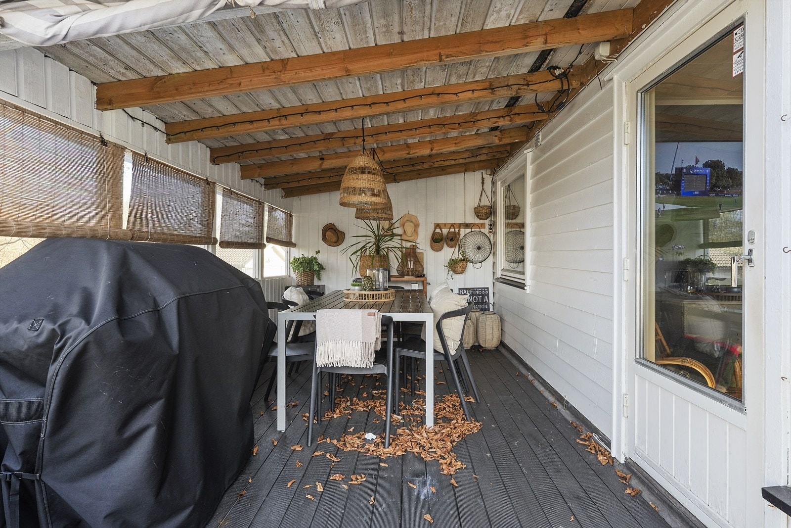 Usjenert og overbygd uteplass. Galleribilde