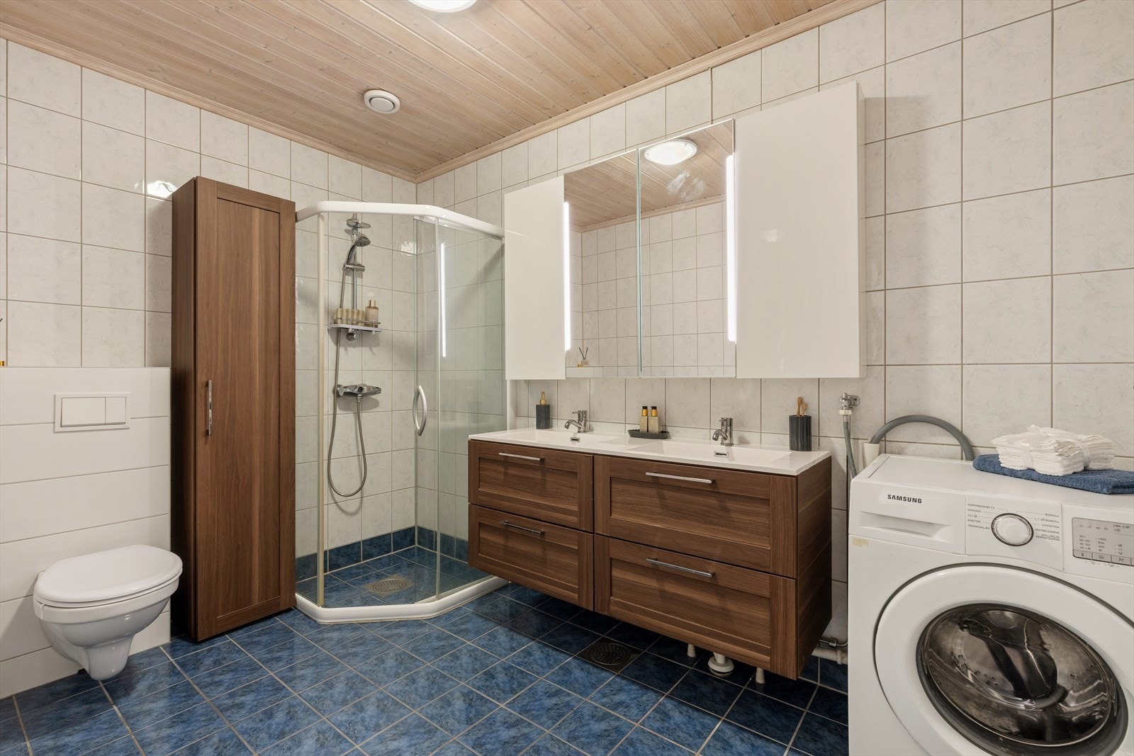 Badet er flislagt med varmekabler i gulv, vegghengt toalett og dusjhjørne. Det har blitt oppgradert med ny innredning. Galleribilde