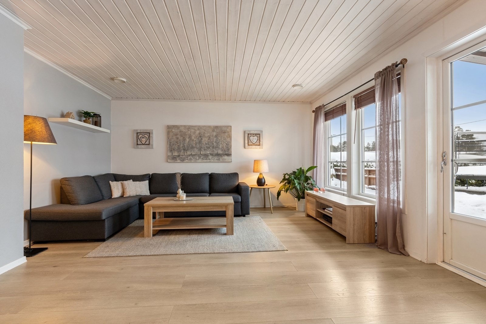 Stuen har god plass til en romslig sofa og store vindusflater som gir et lyst og trivelig innemiljø. Galleribilde