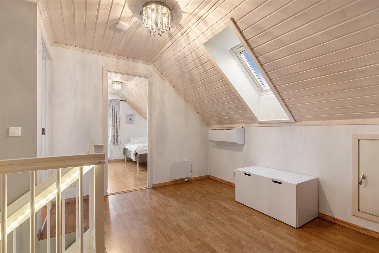 Det er lagringsplass i knevegg og varmepumpe som varmer godt på kalde høst- og vinterkvelder. Galleribilde