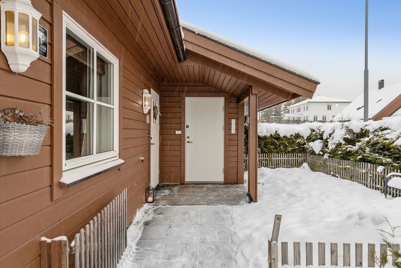 Det er to utvendige boder som følger boligen. En ved inngangspartiet som avbildet her og en i tilknytning til garasjen. Galleribilde