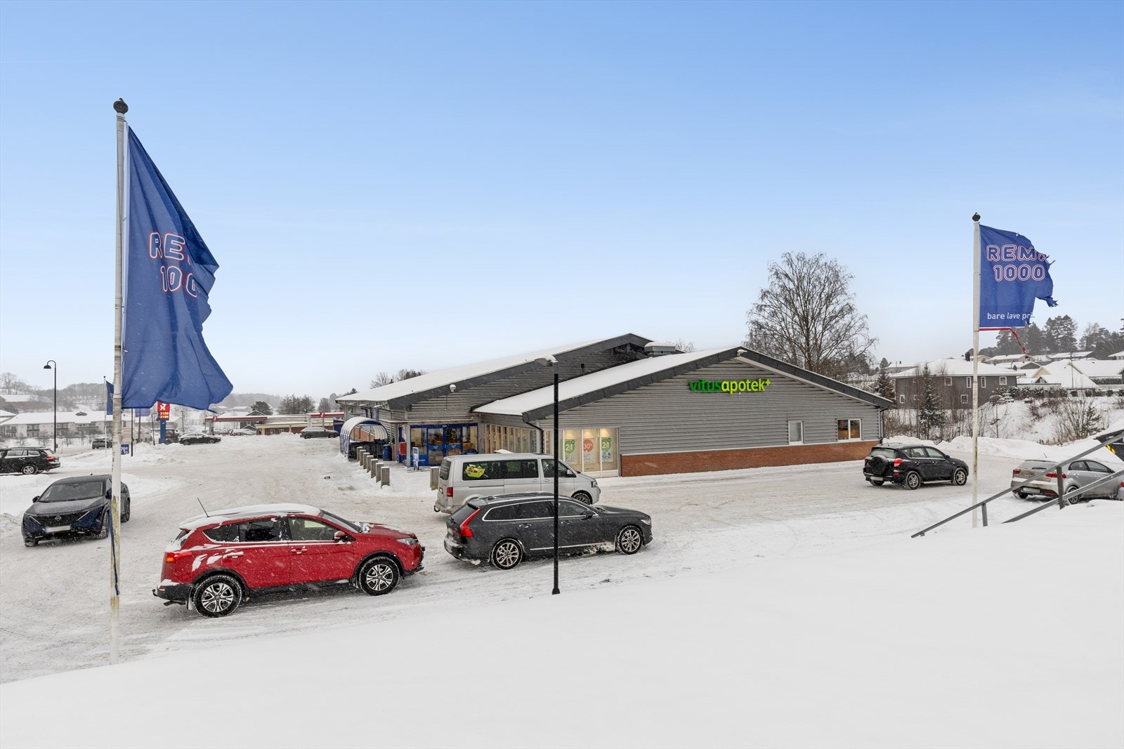 Det er kun 3-4 minutters kjøring til Rema 1000, Vitus apotek og Europris. Galleribilde