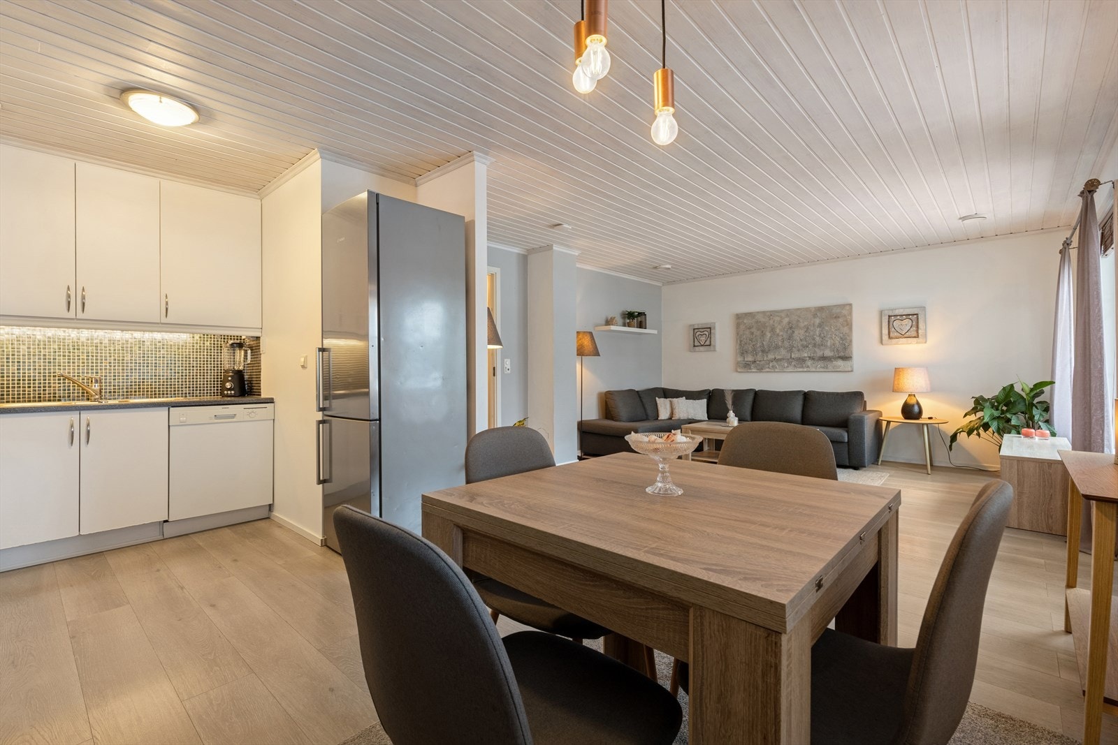 Det er åpen stue- og kjøkkenløsning. Galleribilde