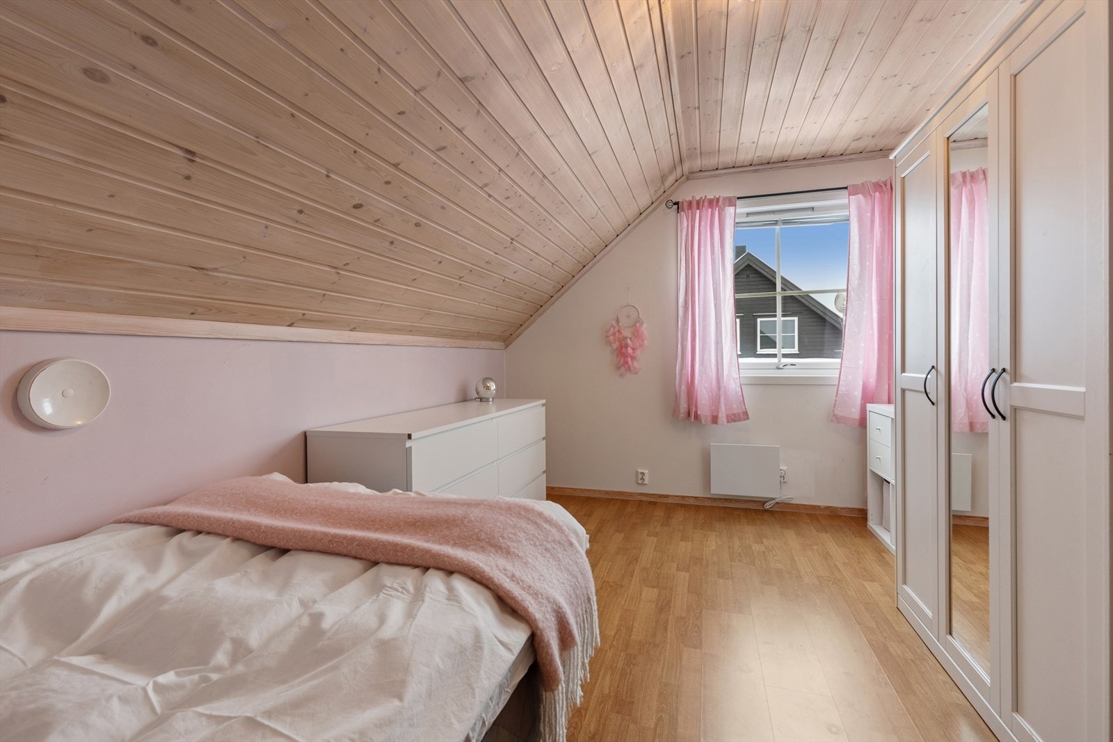 Soverom 2 har god plass til seng og oppbevaring. Galleribilde