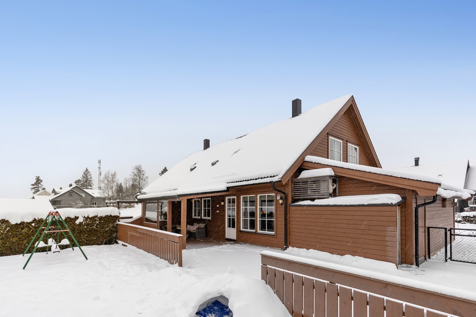 En pen og innholdsrik halvpart av vertikaldelt tomannsbolig med solrik terrasse og garasje. Galleribilde