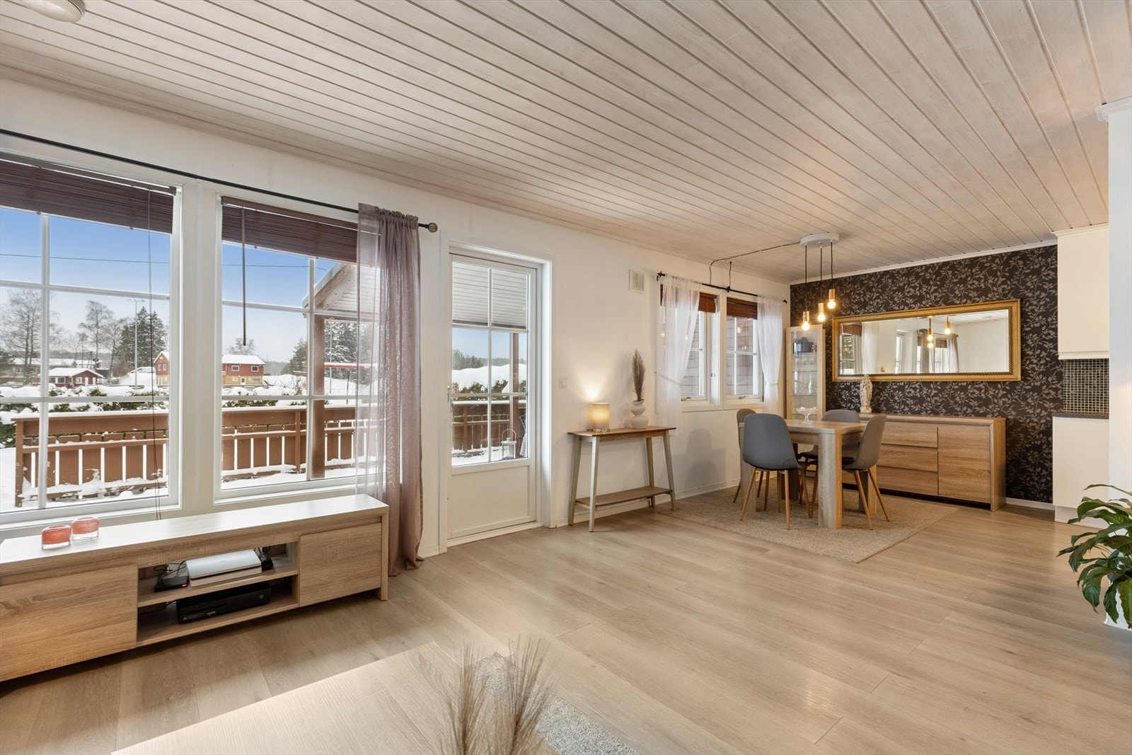 Det er utgang fra stue til delvis takoverbygd sydvest vendt terrasse på ca. 55 m². Galleribilde