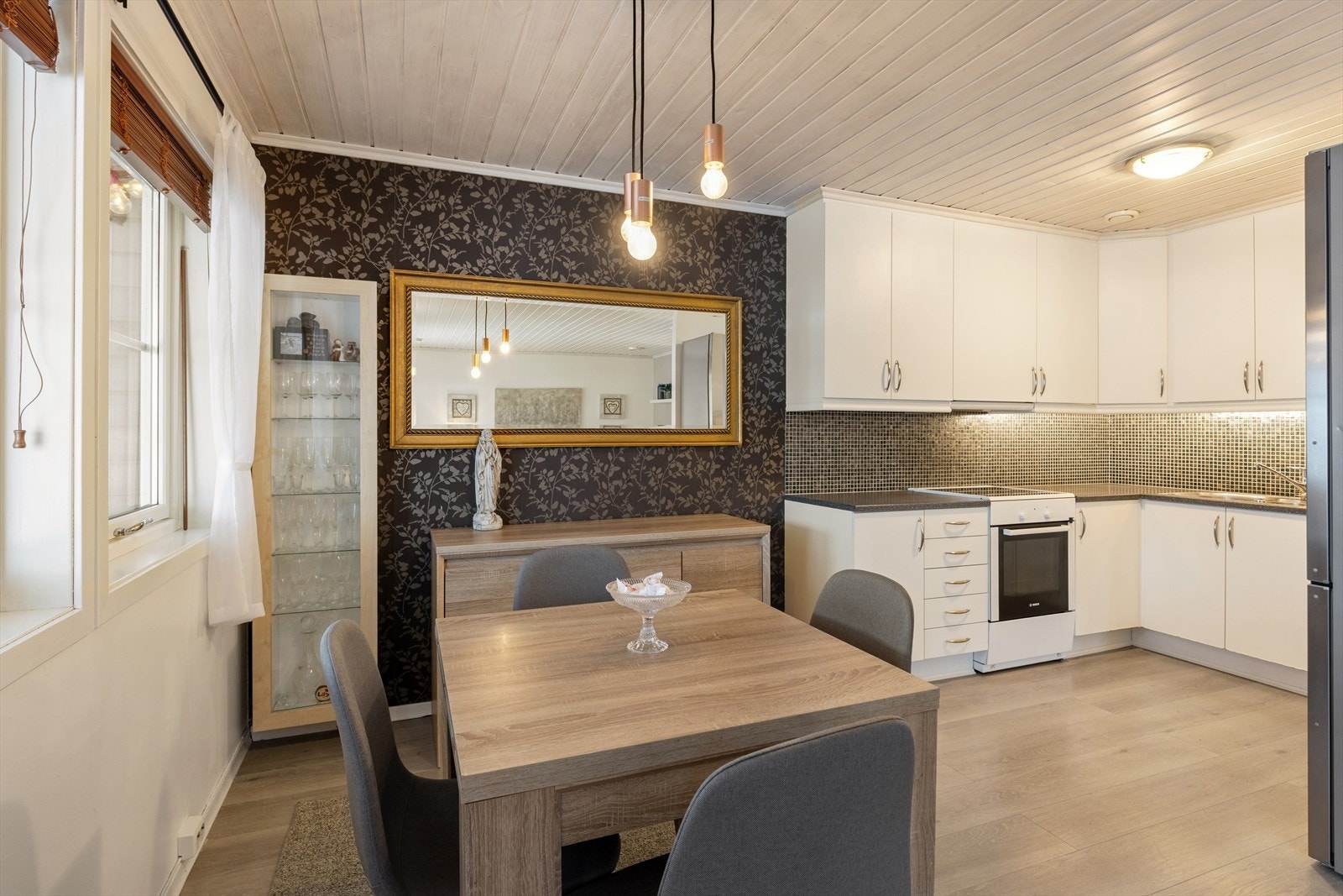 Det er god plass til spisebord hvor man kan nyte et bedre måltid med familie og venner. Galleribilde