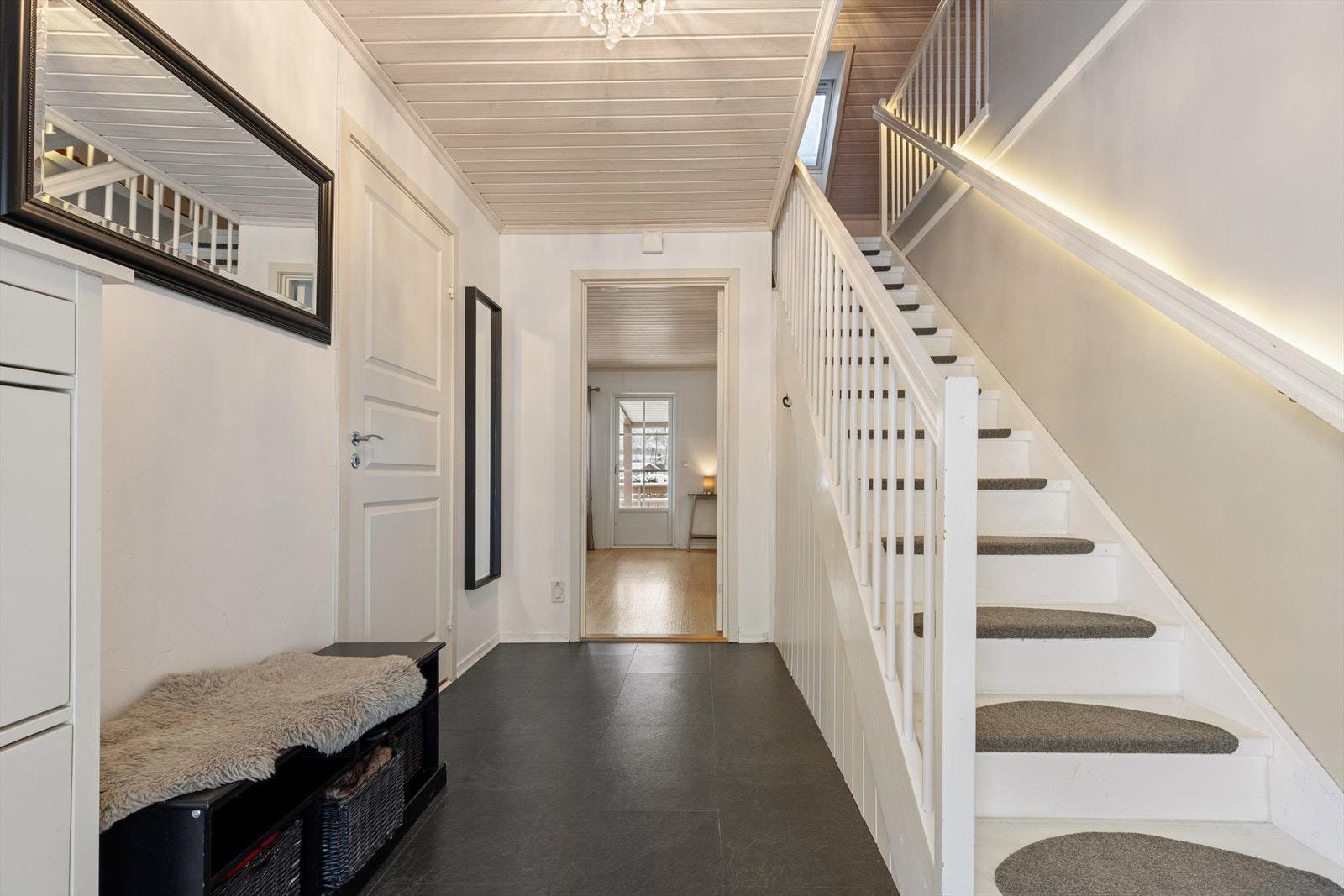 I gangen er det plass til sko og yttertøy og det er laget praktisk oppbevaring under trappa. Galleribilde