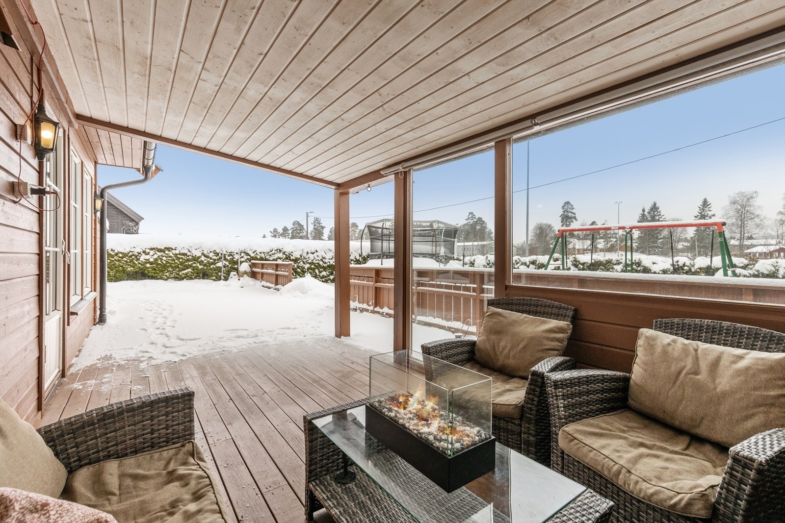 Her kan man grille og kose seg mens barna leker i hagen og hopper i trampolina. Galleribilde