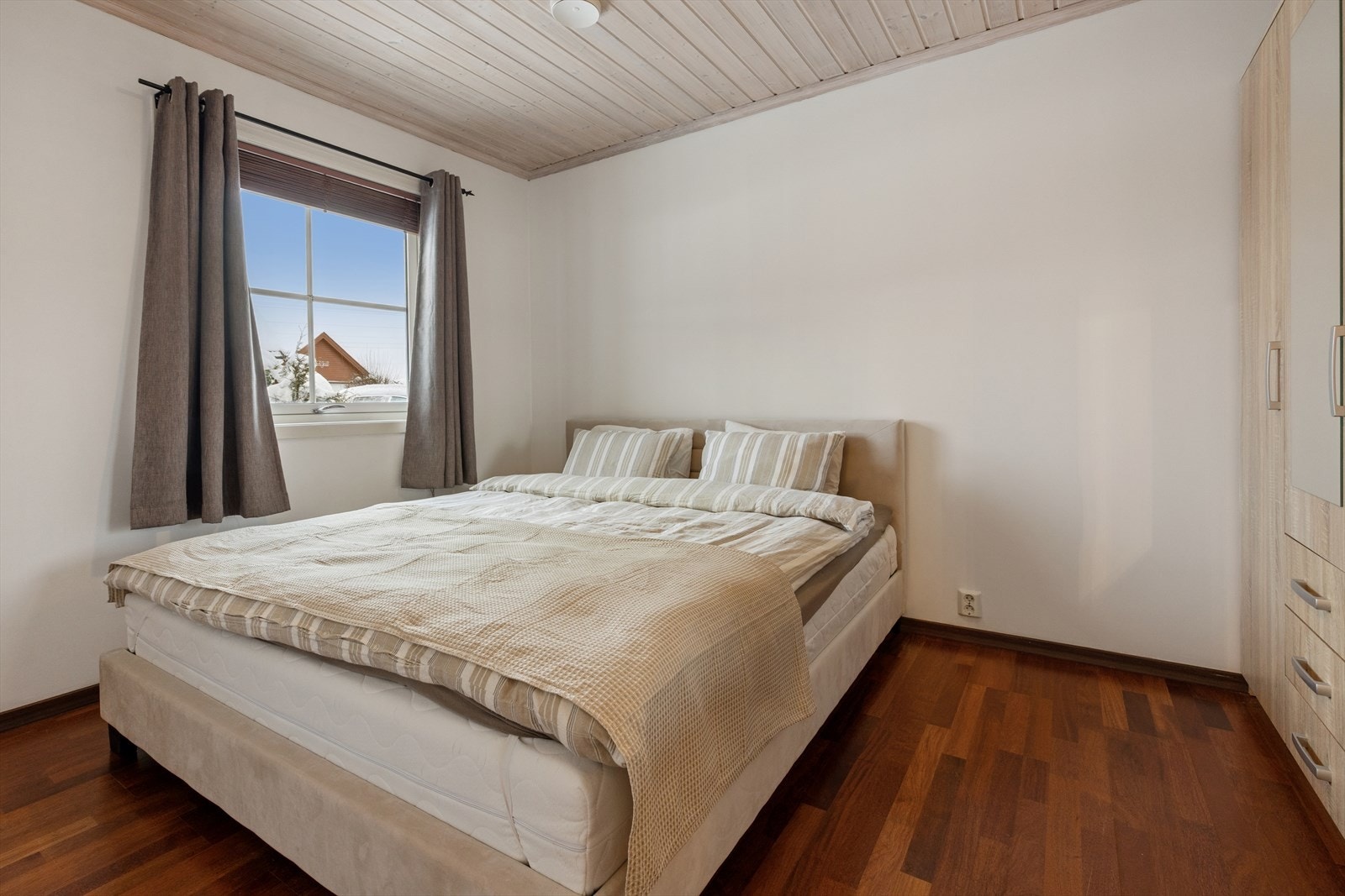 Soverom 1 ligger i første etasje og har god plass til seng og oppbevaring. Galleribilde