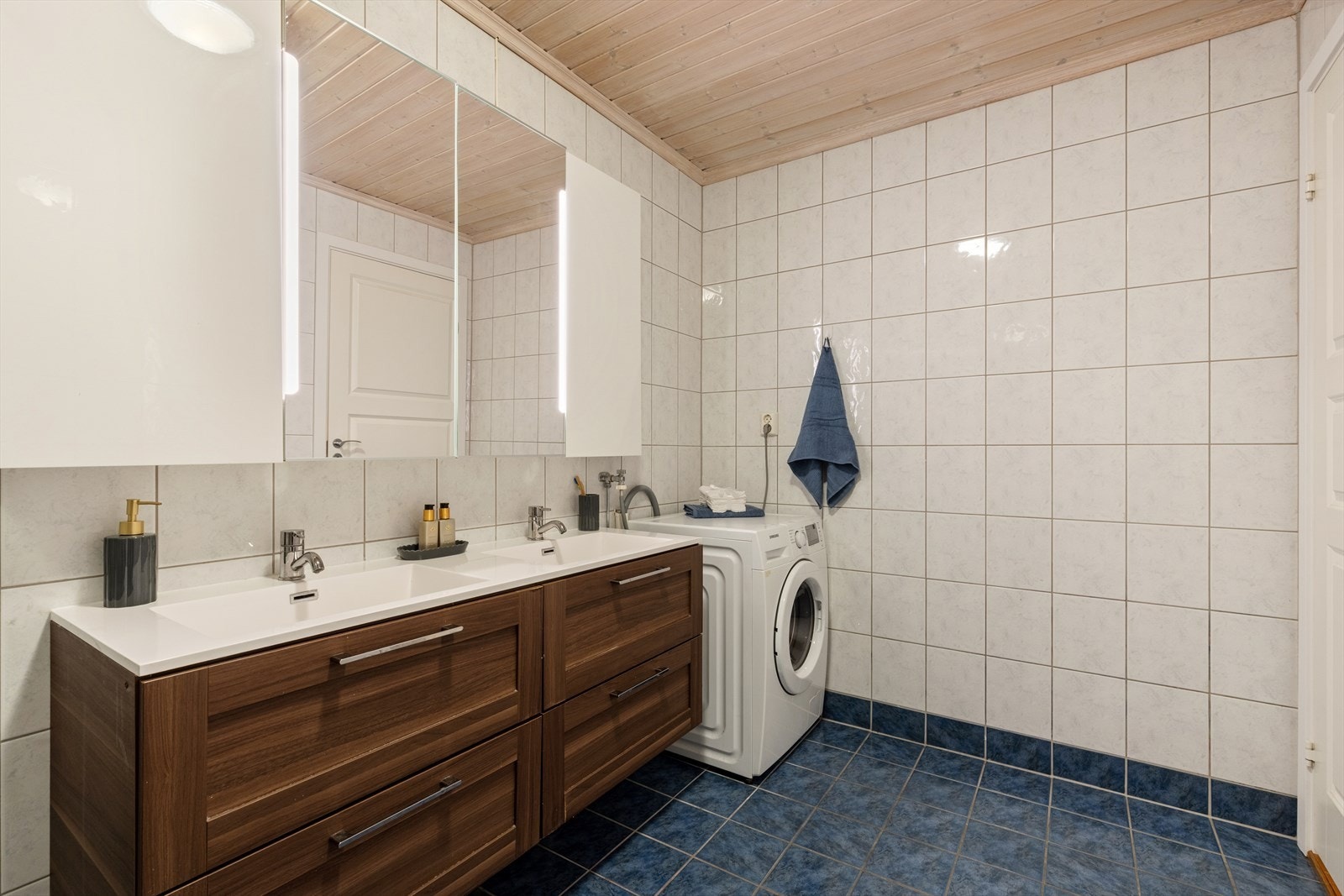 Badet er flislagt med varmekabler i gulv, vegghengt toalett og dusjhjørne. Det har blitt oppgradert med ny innredning. Galleribilde