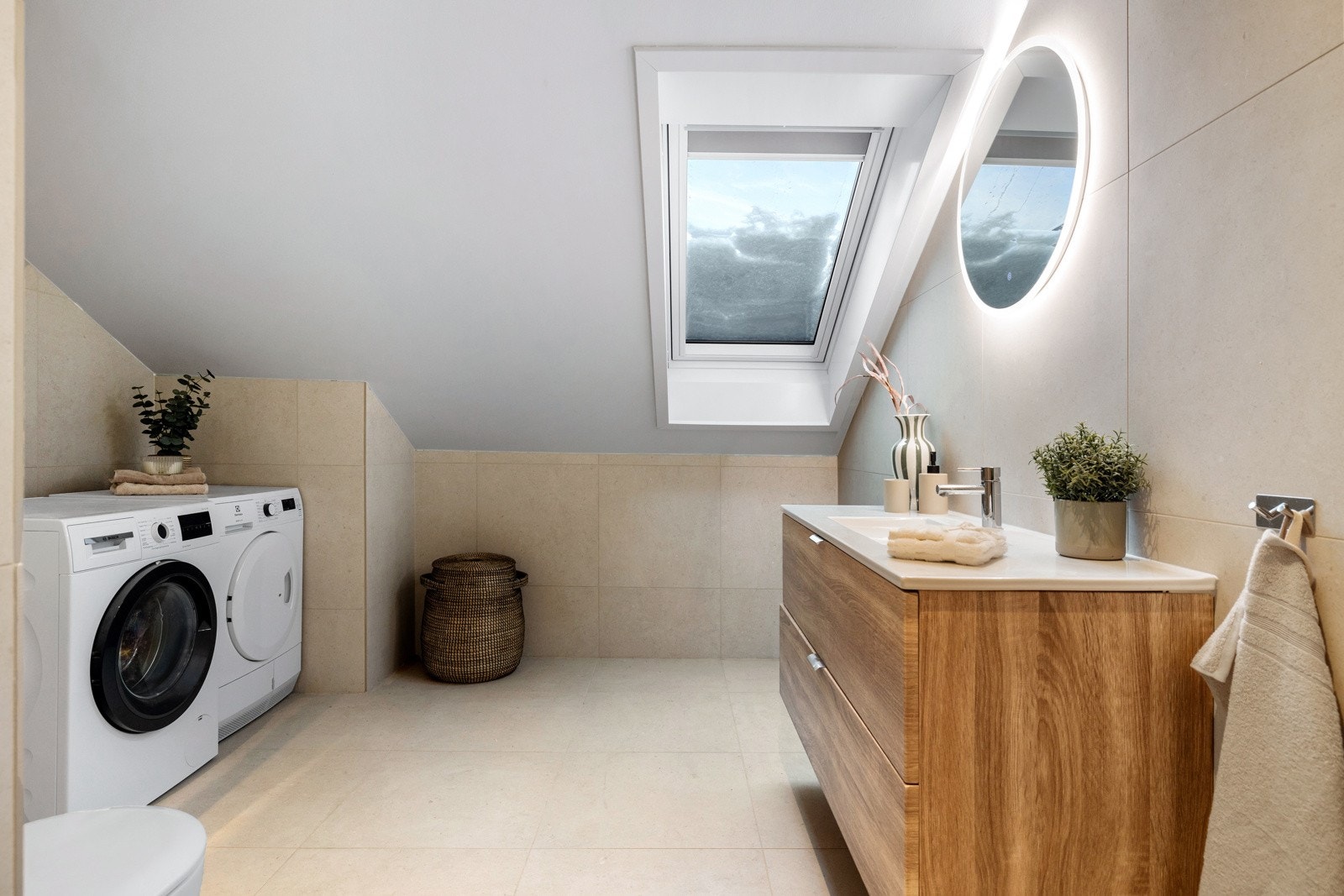 Leiligheten har to bad, begge oppført i 2025 med full dokumentasjon. Sluk og membran er fra 2025, med synlig klemring i denne utførelsen, og det foreligger FDV-dokumentasjon samt bilder fra oppføringen Galleribilde