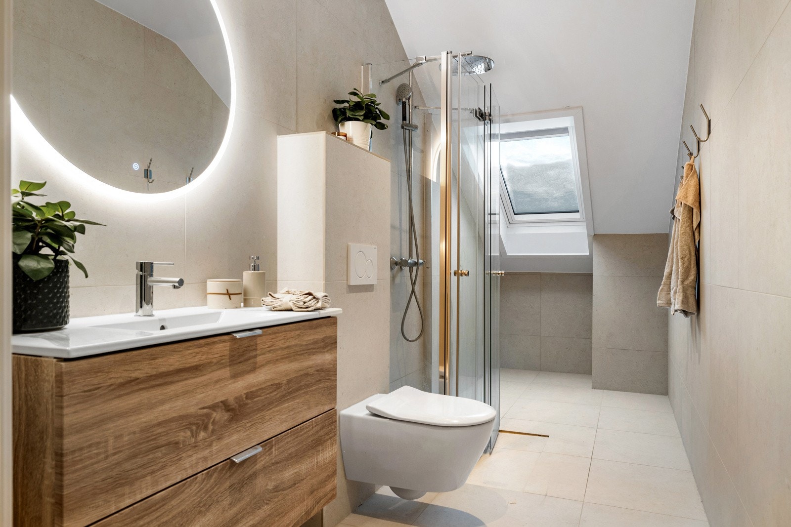 Bad nummer to holder tilsvarende standard og er også fra 2025. Elektrisk gulvvarme, mekanisk avtrekk samt sluk og membran fra 2025 med dokumentert utførelse Galleribilde