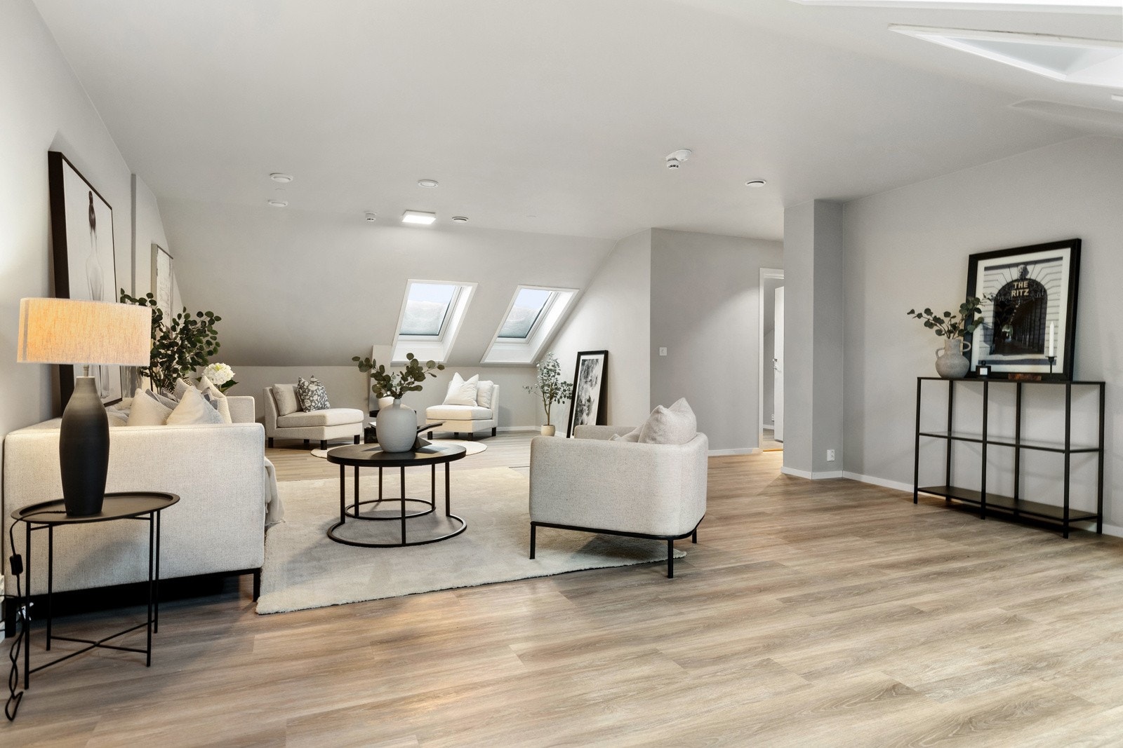 Rommet er romslig og fleksibelt, med flere muligheter for innredning, enten som ren TV-stue, lounge eller kombinert oppholdsrom Galleribilde