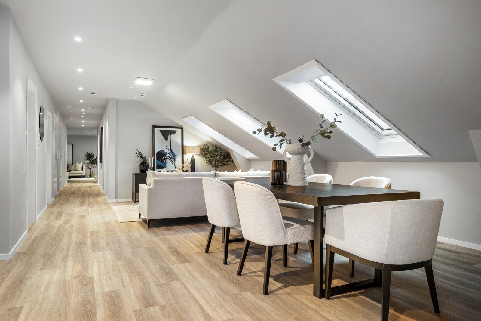 Stuen har rikelig plass til et langt spisebord, noe som gjør rommet godt egnet for sosiale sammenkomster og større selskaper. Takvinduer fra 2024 bidrar med ekstra lys og luft Galleribilde