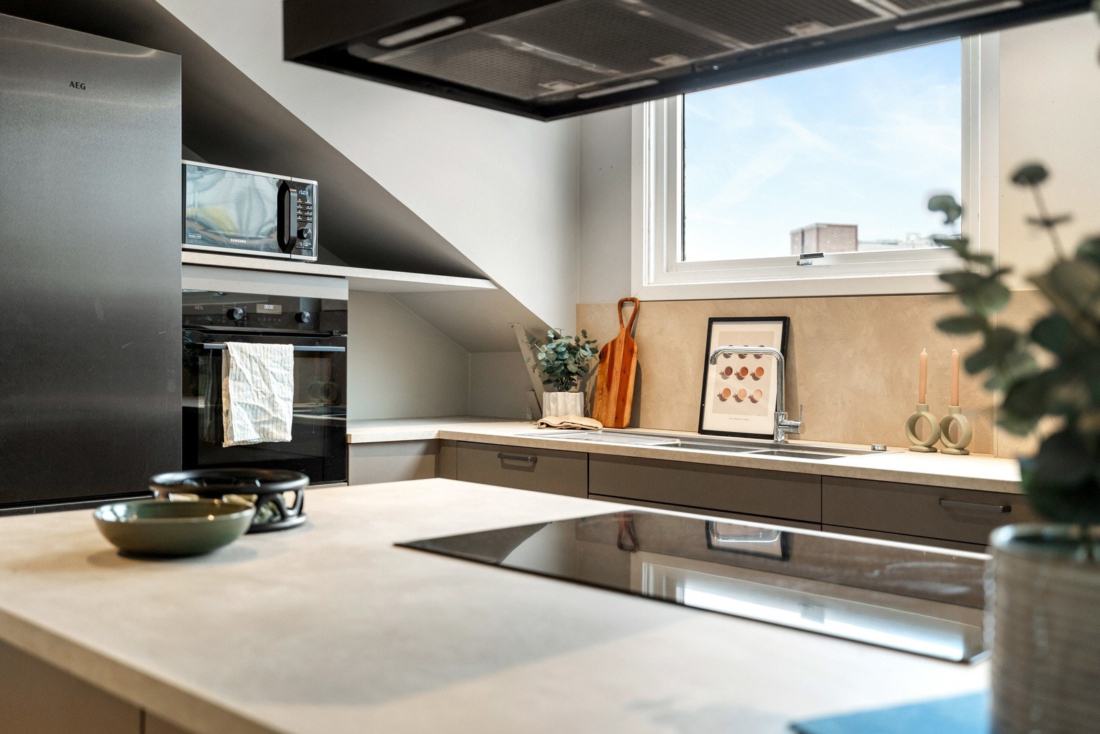 Det er nedfelt oppvaskkum i stål med ettgreps armatur fra Mora, mekanisk avtrekksvifte over stekesonen og integrerte hvitevarer som stekeovn, platetopp og oppvaskmaskin. Kjøleskap og fryseskap er frittstående Galleribilde