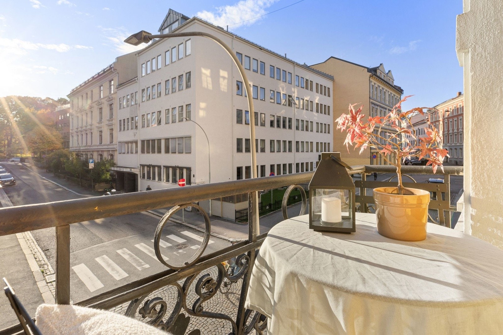 Bygget er beliggende i et urbant, populært og meget sentralt boligområde ved Homansbyen i Oslo Galleribilde