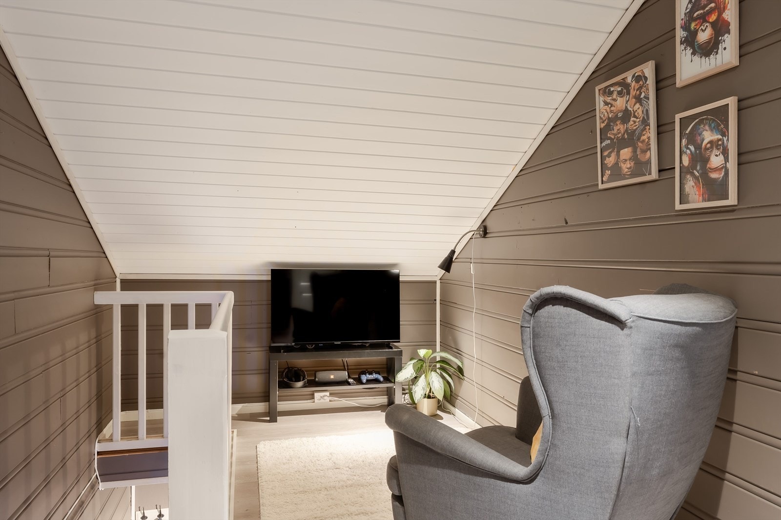 I andre etasje har man en større gang som idag er brukt som tv-stue Galleribilde