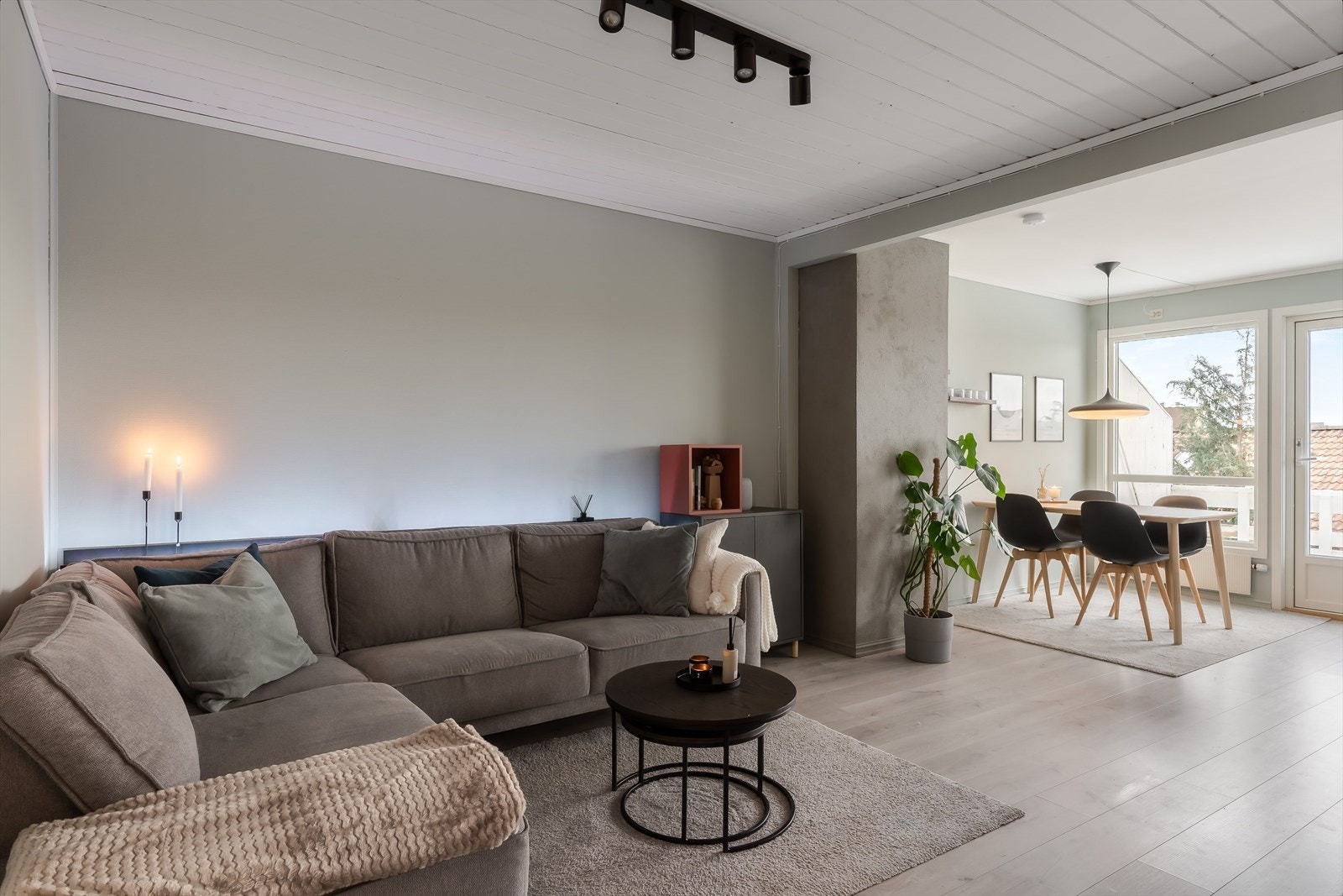 Leiligheten har en åpen stue/kjøkken løsning på 29 kvm. Galleribilde