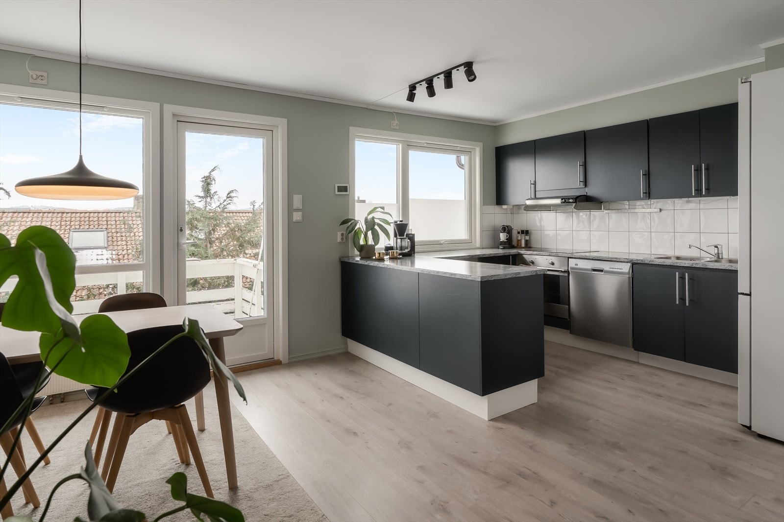 Fra kjøkkenet har man utgang til en vestvendt balkong Galleribilde