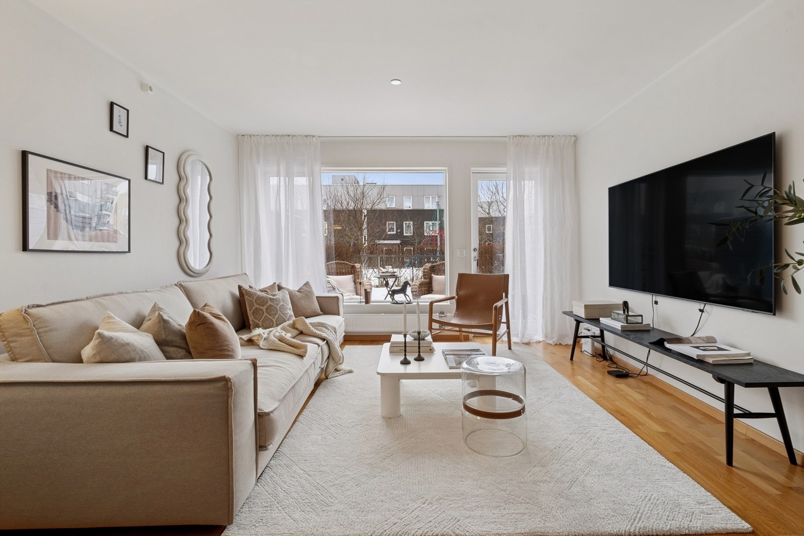 Stuen er lys og pen og har utgang til markterrassen og hagedelen. Legg merke til det store stuevinduet. Galleribilde