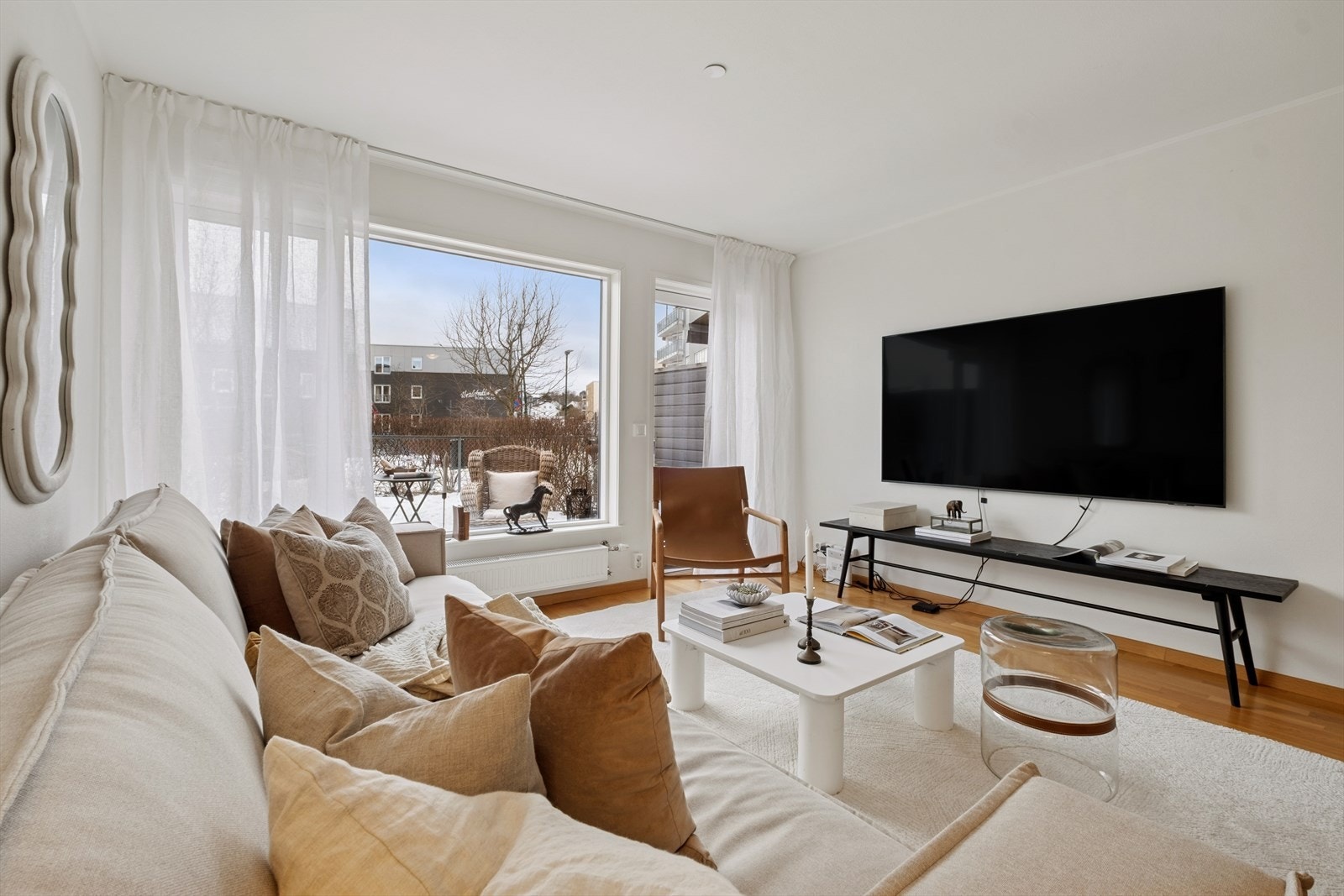 Stuen kan inndeles i flere soner. Det god plass til sofagruppe og mediamøbel. Galleribilde