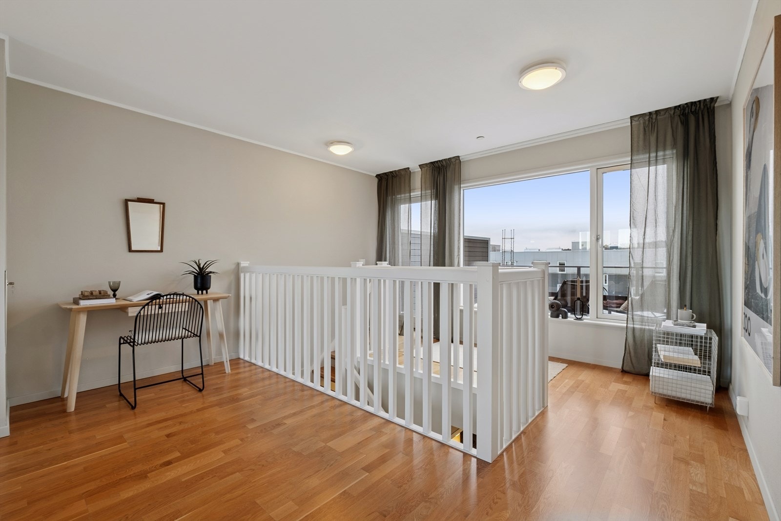 Det er en nydelig loftstue i 3. etasje. Det er vinduer på begge sider som gir mye naturlig lysinnslipp. Galleribilde