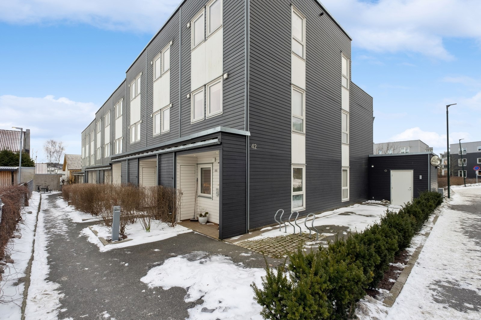 Moderne funkis arkitektur. Det er medfølgende garasjeplass med elbil-lader på naboeiendommen. Galleribilde