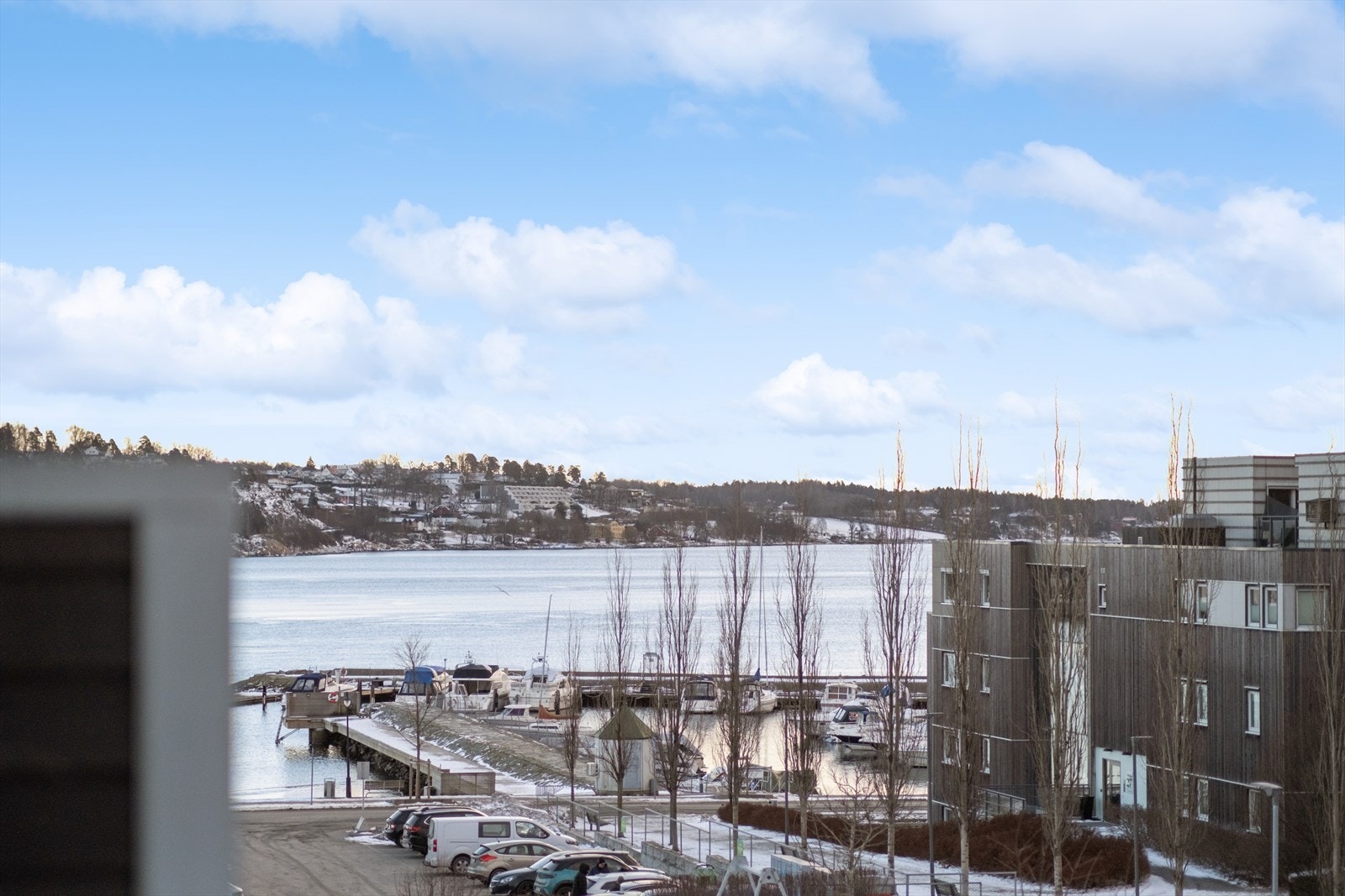 Terrassen vender mot vest og har sol på sommeren fra rundt kl. 12 til langt på kveld, samt utsikt over nærområdet og gløtt av Oslofjorden. Galleribilde