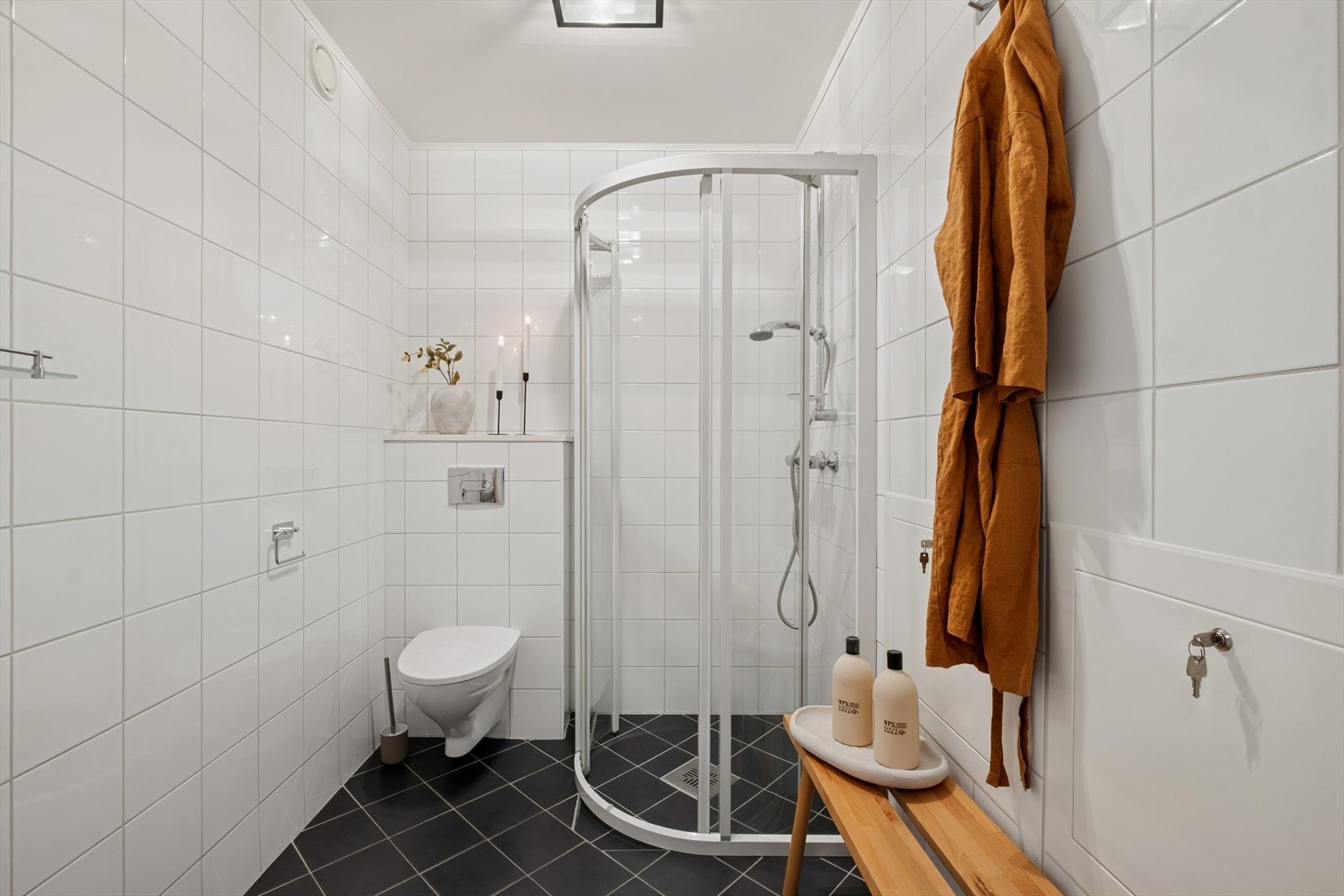 Rekkehuset har to bad, henholdsvis i første og andre etasje. Badene har pene tidløse fliser i hvitt og sort, og det er varme i gulv. Vegghengt toalett. Galleribilde