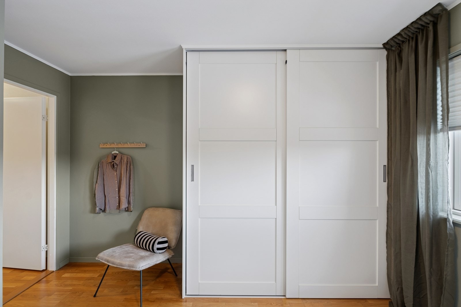 Det er praktisk skyvedørsgarderobe på hovedsoverommet. Galleribilde
