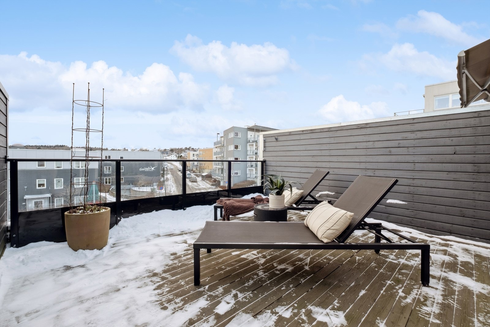 Fra loftstuen er det utgang til den private og solrike takterrassen på ca. 15 m². Det er motorisert markise som gir god skygge på de varmeste dagene. Galleribilde