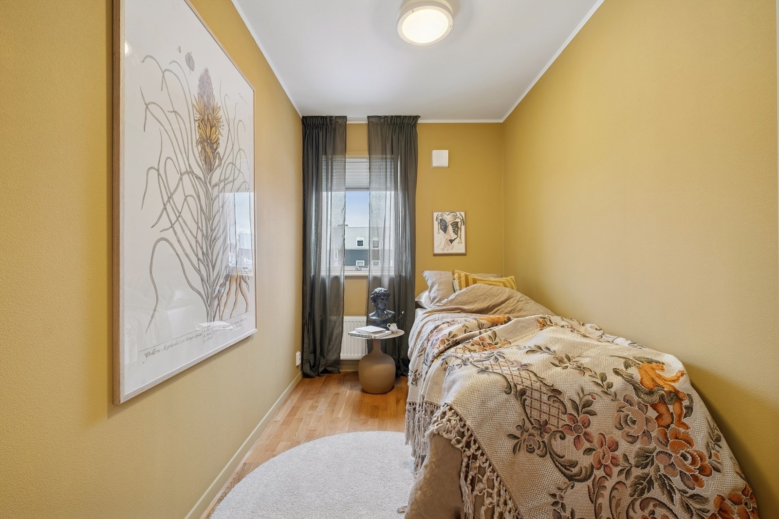 Soverom 3 har vegger som er malt i en sprek farge. Kan gjerne benyttes som gjesterom eller kontor. Galleribilde